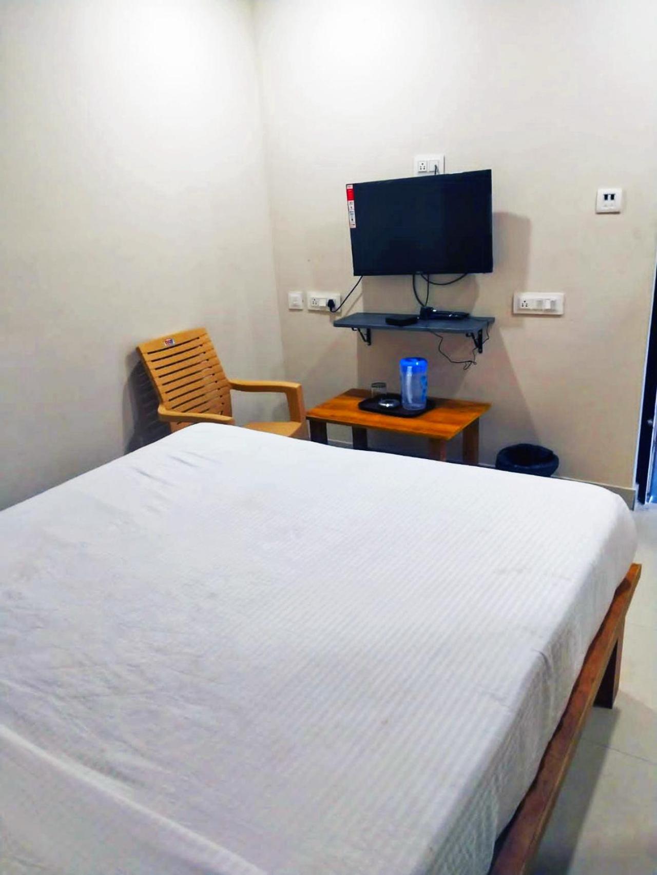 Standard Double Room with Fan - Photo 11