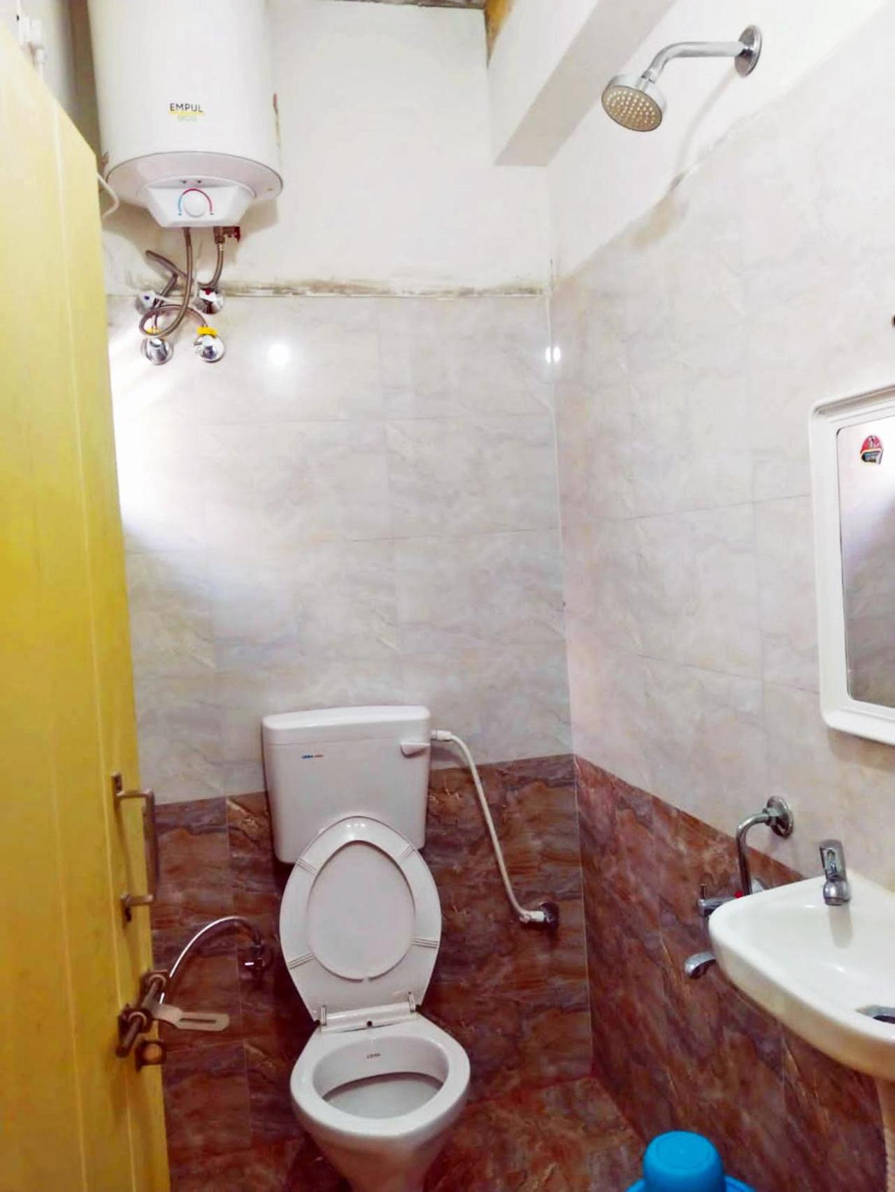 Standard Double Room with Fan - Photo 10
