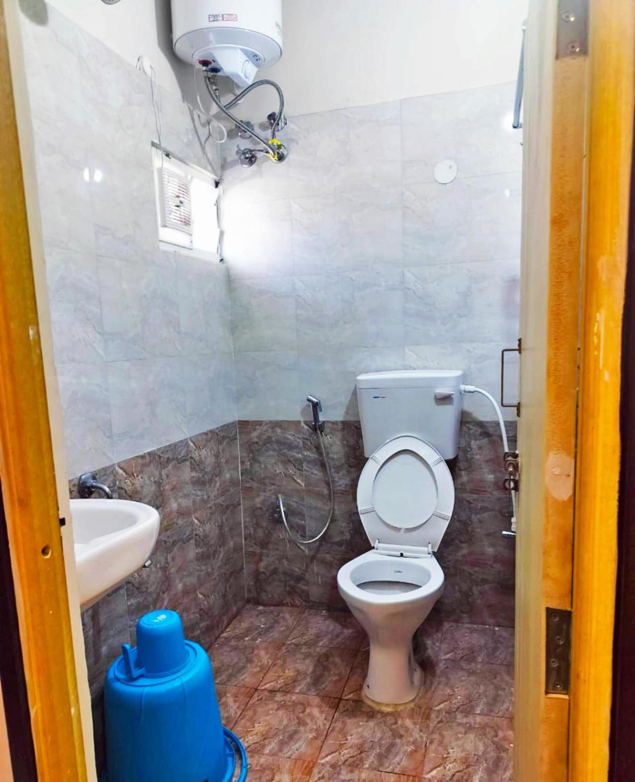 Standard Double Room with Fan - Photo 9