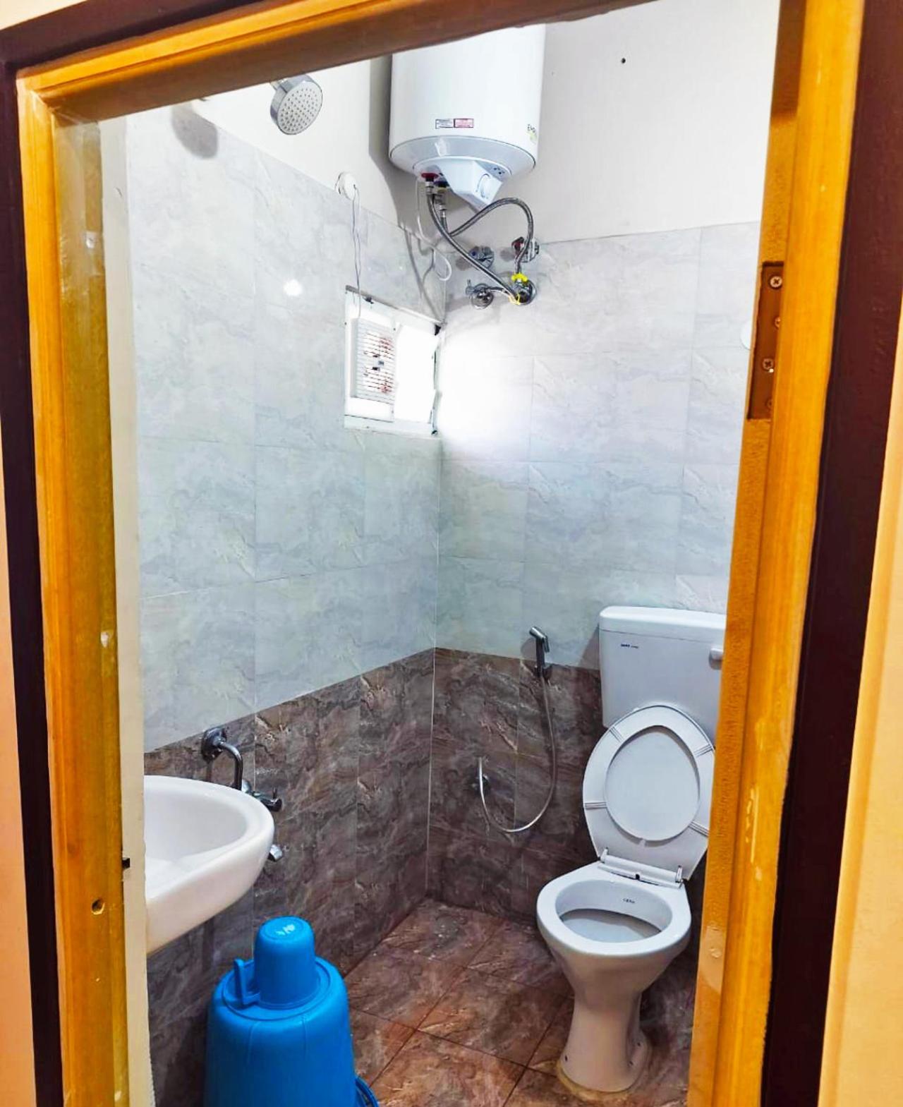 Standard Double Room with Fan - Photo 8