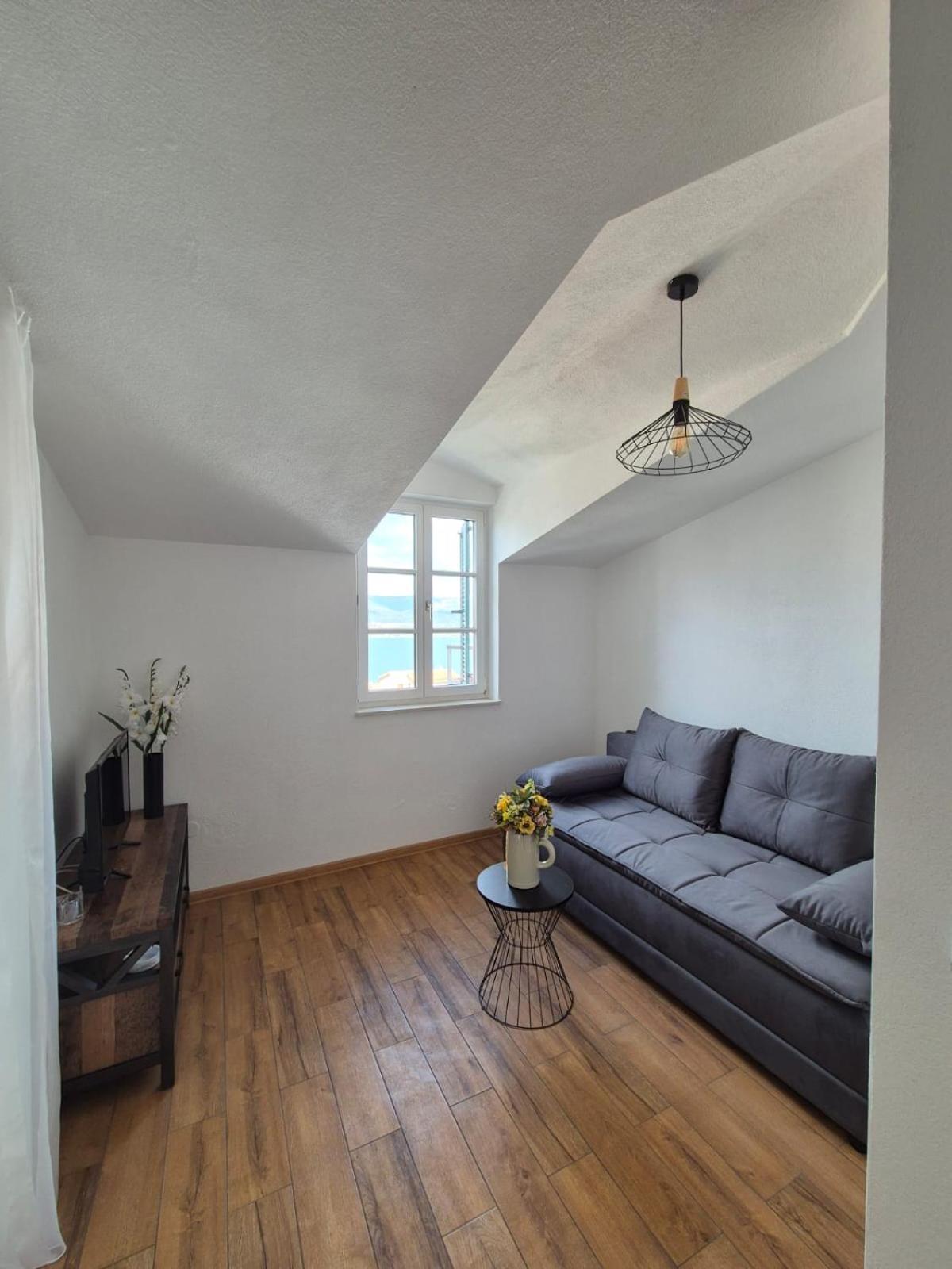 Apartment with Terrace - Photo 7