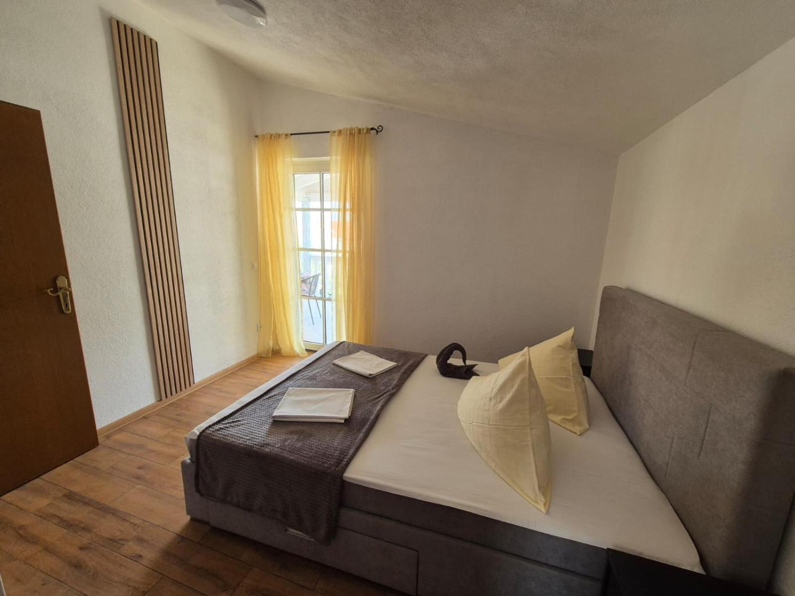 Apartment with Terrace - Photo 9