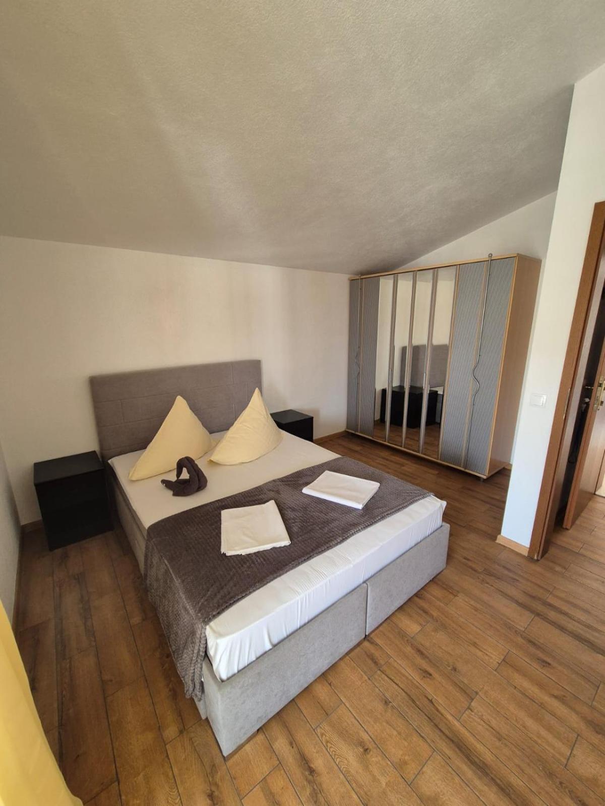 Apartment with Terrace - Photo 2