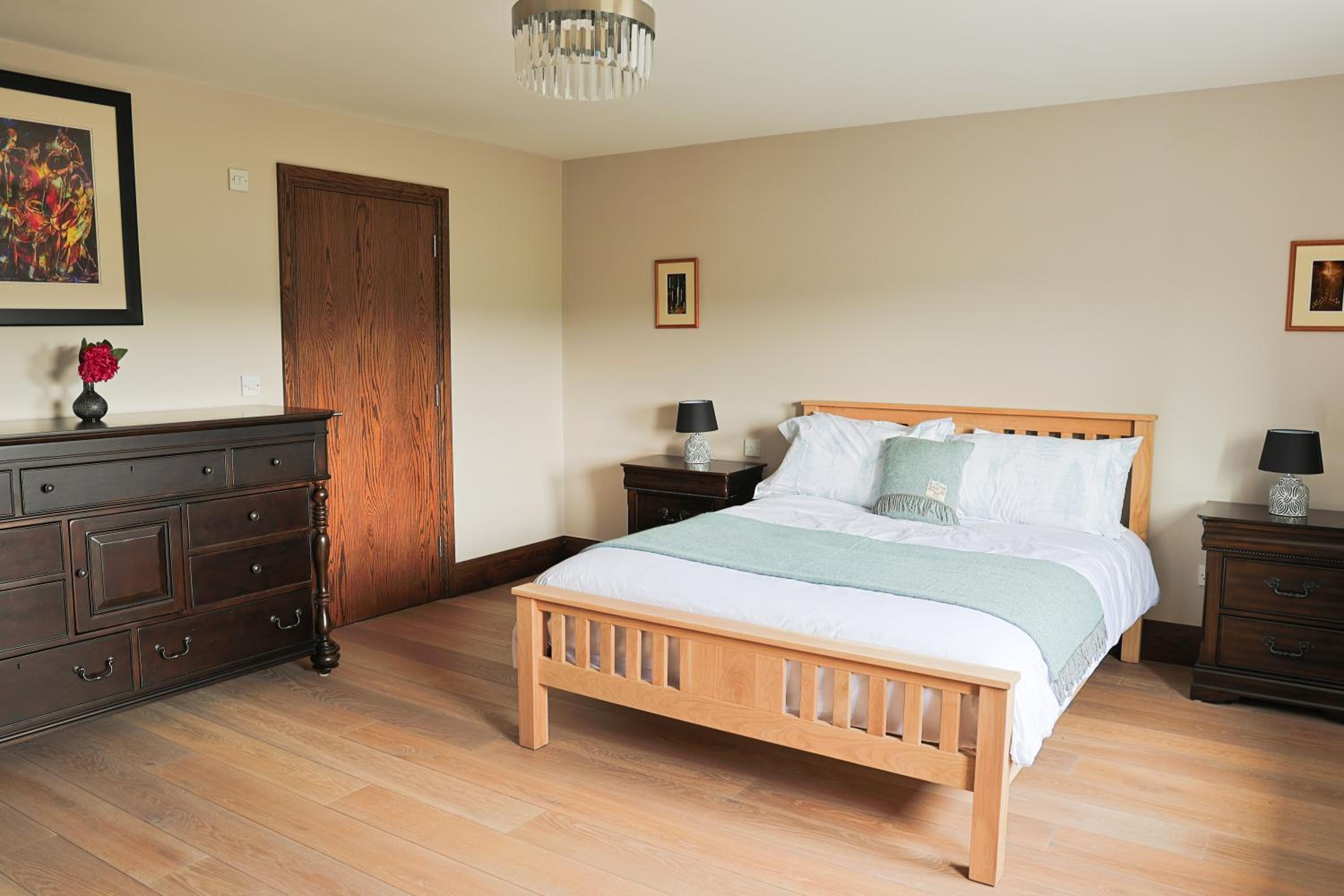 Six-Bedroom House photo 2