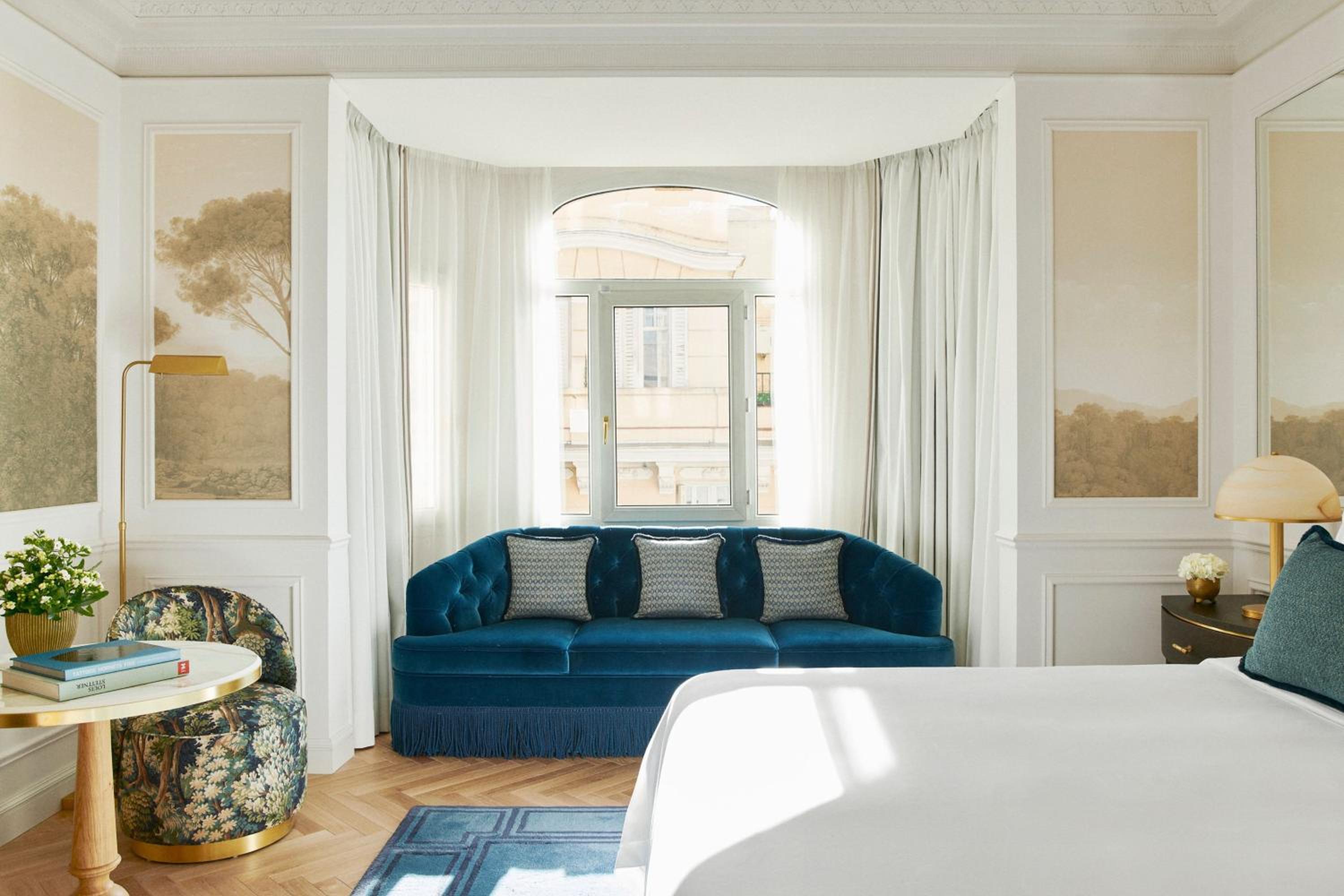 Palace Guest Room With 1 King thumbnail 5