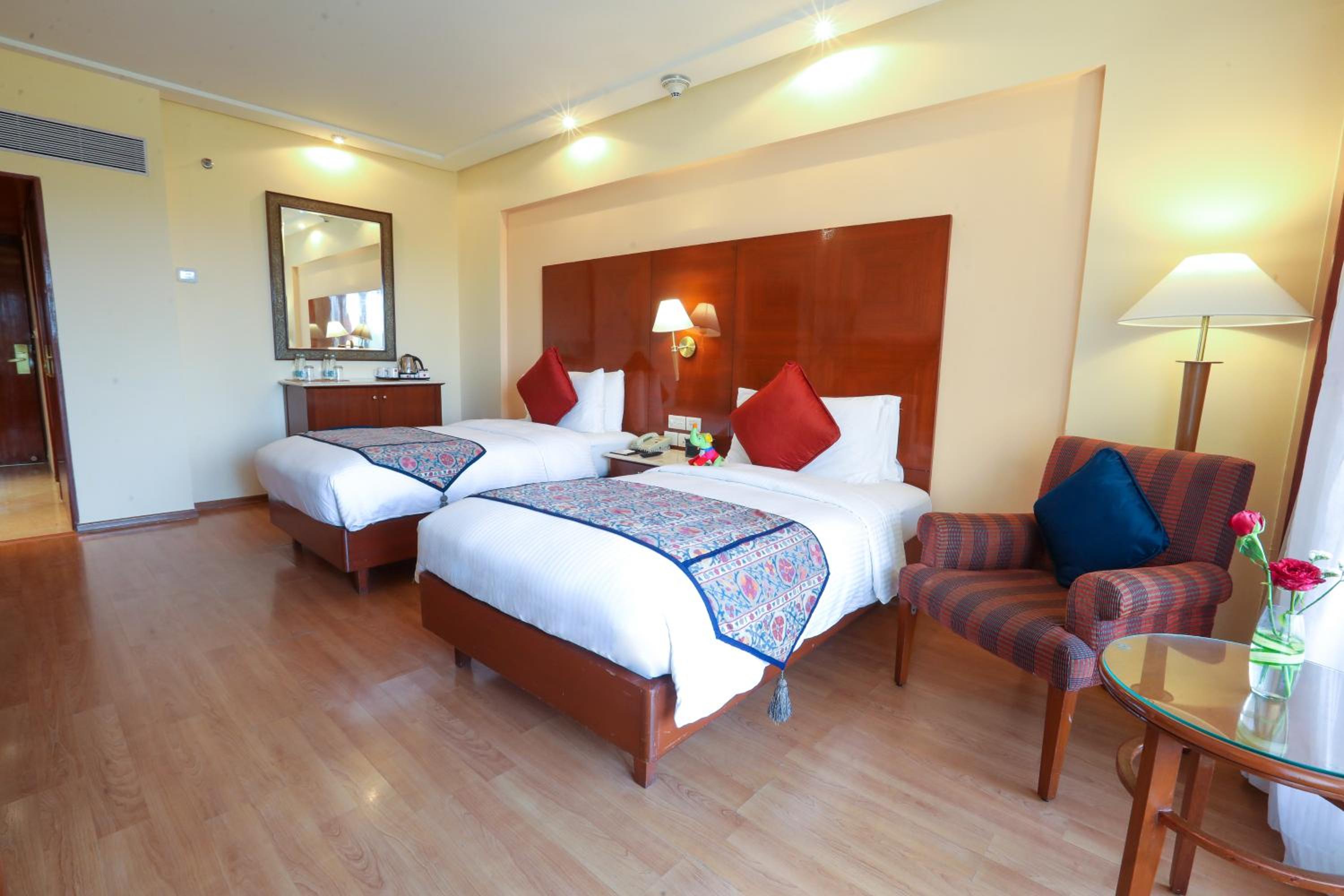 Lalit Premier Room Twin Bed (Enjoy Happy Hours with 1+1 offer on Alcoholic Beverages, Soft Beverages) - Photo 1