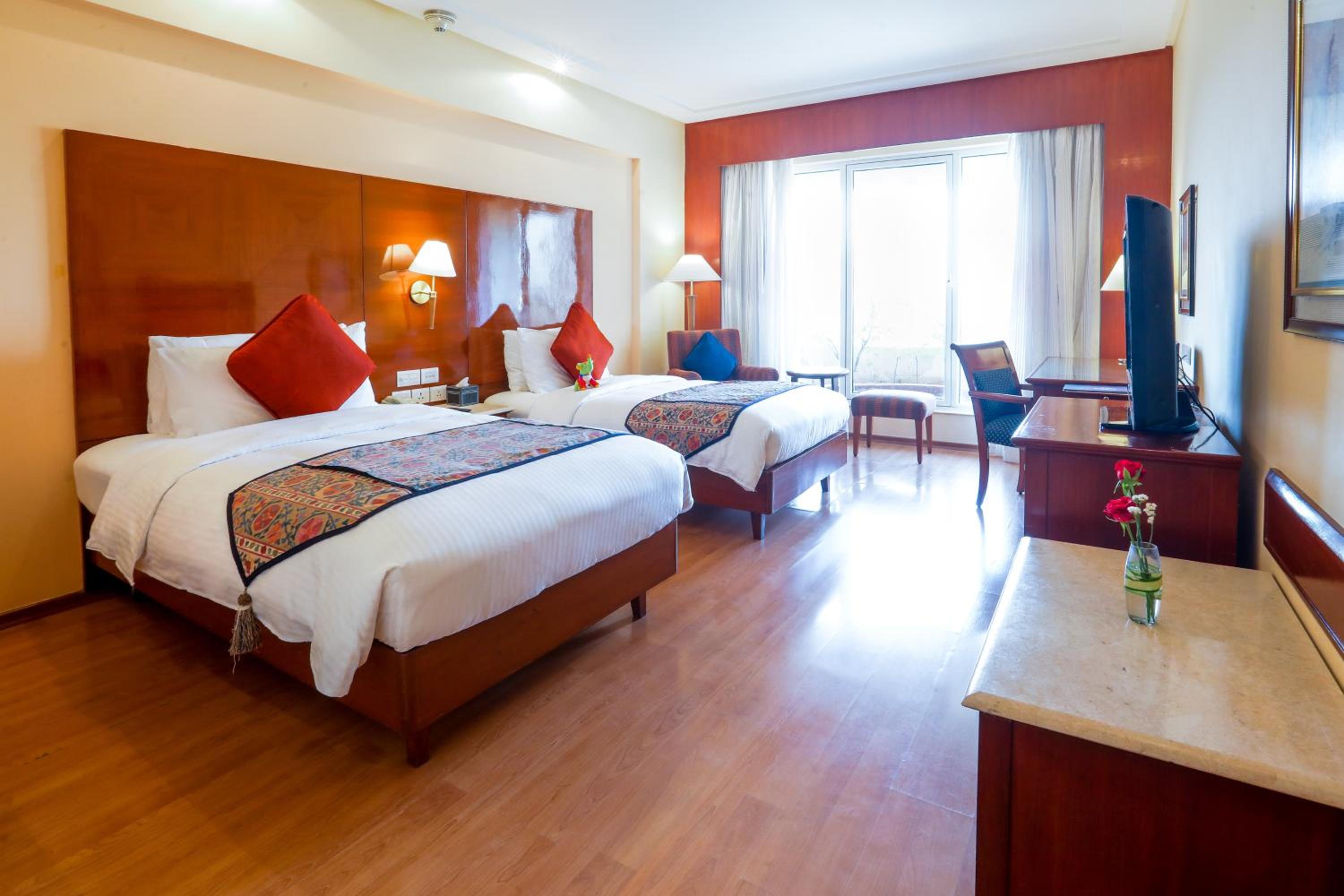 Lalit Premier Room Twin Bed (Enjoy Happy Hours with 1+1 offer on Alcoholic Beverages, Soft Beverages) - Photo 6