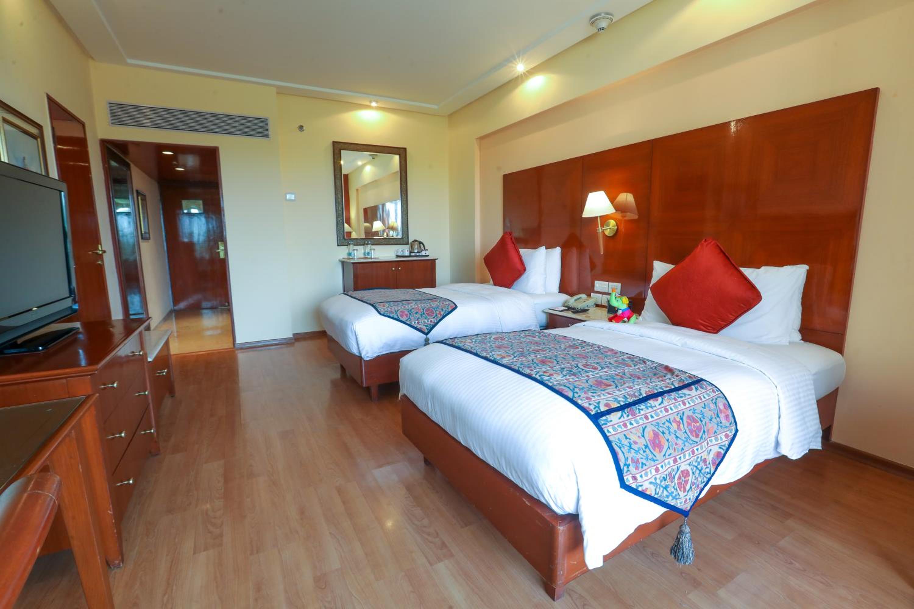 Lalit Premier Room Twin Bed (Enjoy Happy Hours with 1+1 offer on Alcoholic Beverages, Soft Beverages) - Photo 5