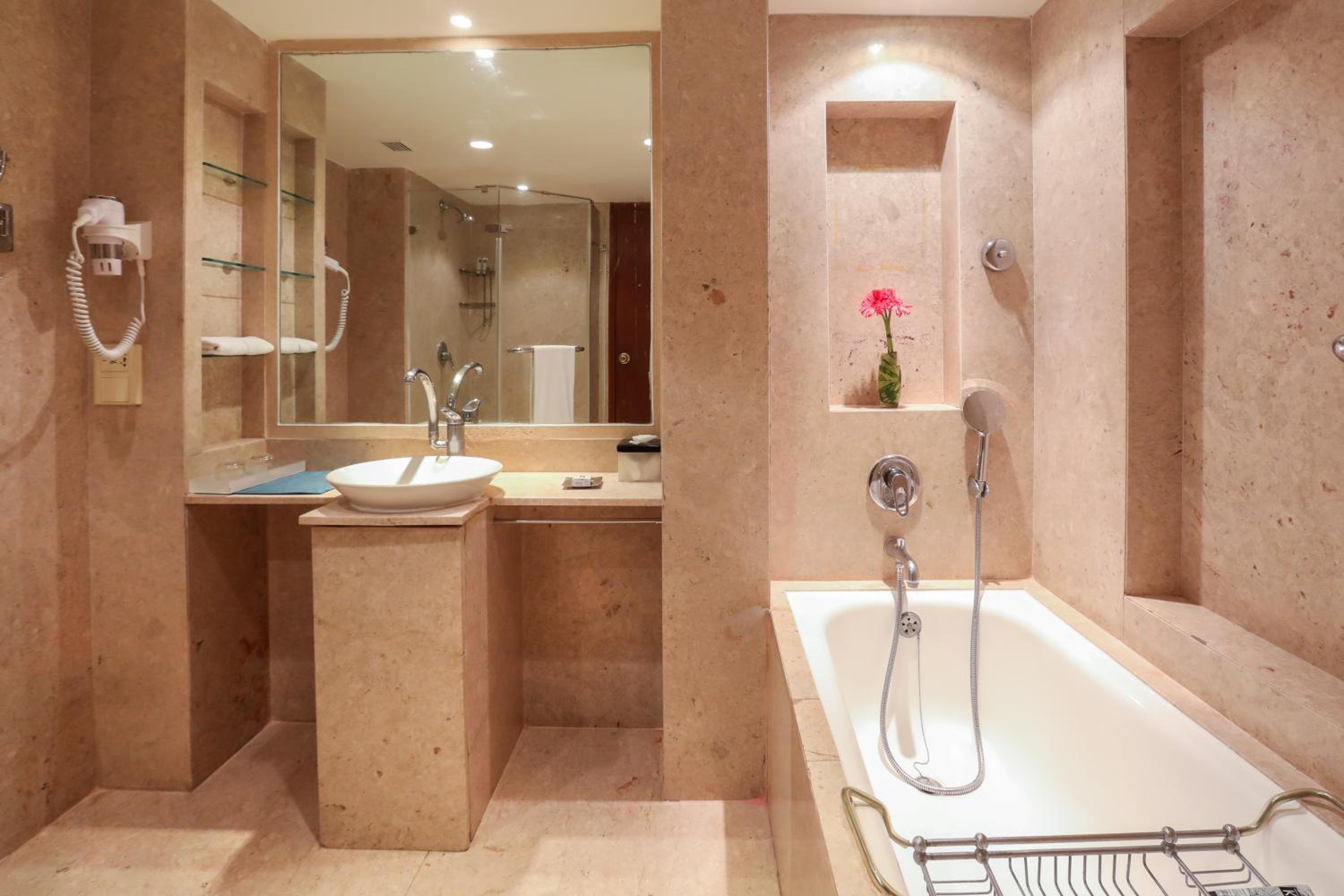 Lalit Premier Room Twin Bed (Enjoy Happy Hours with 1+1 offer on Alcoholic Beverages, Soft Beverages) - Photo 4