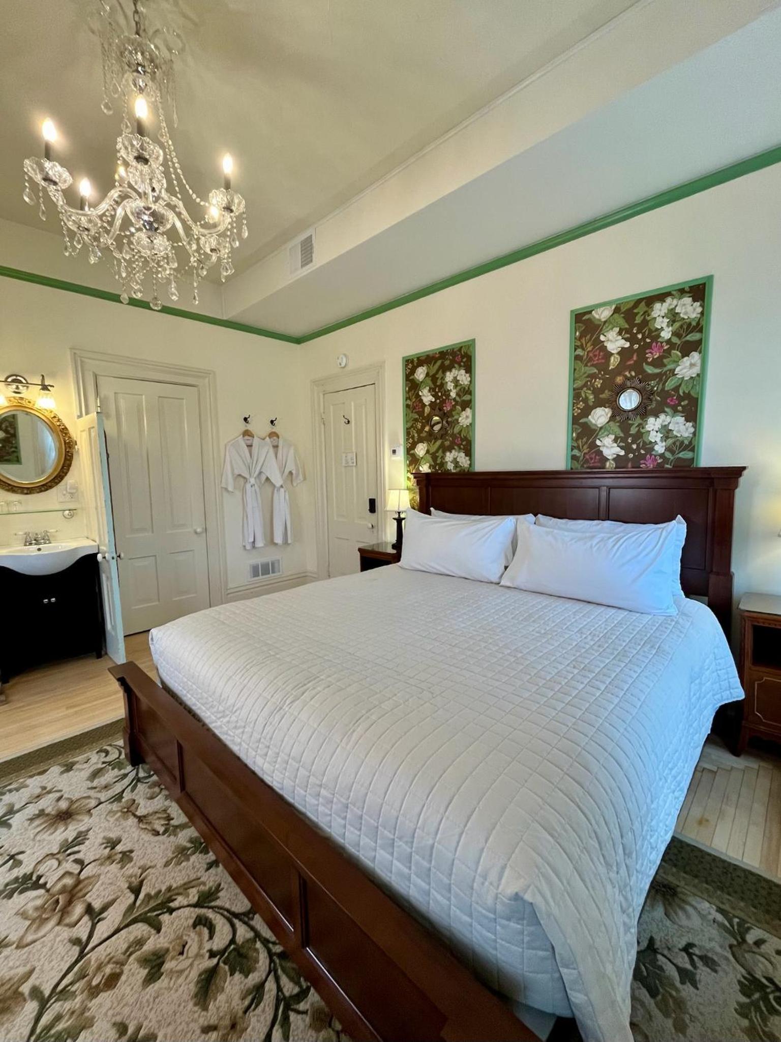 Deluxe King Room photo 3