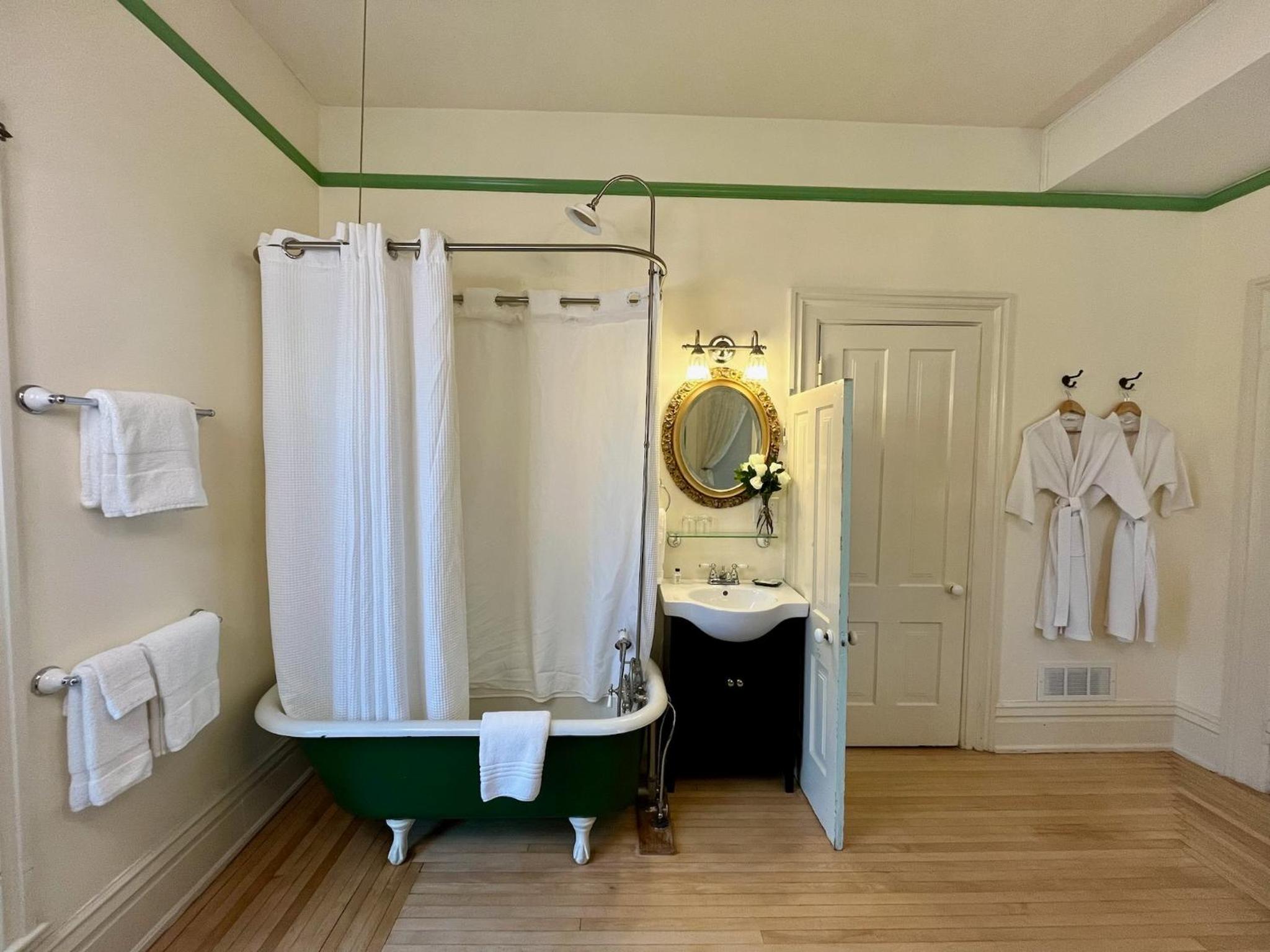 Deluxe King Room photo 2