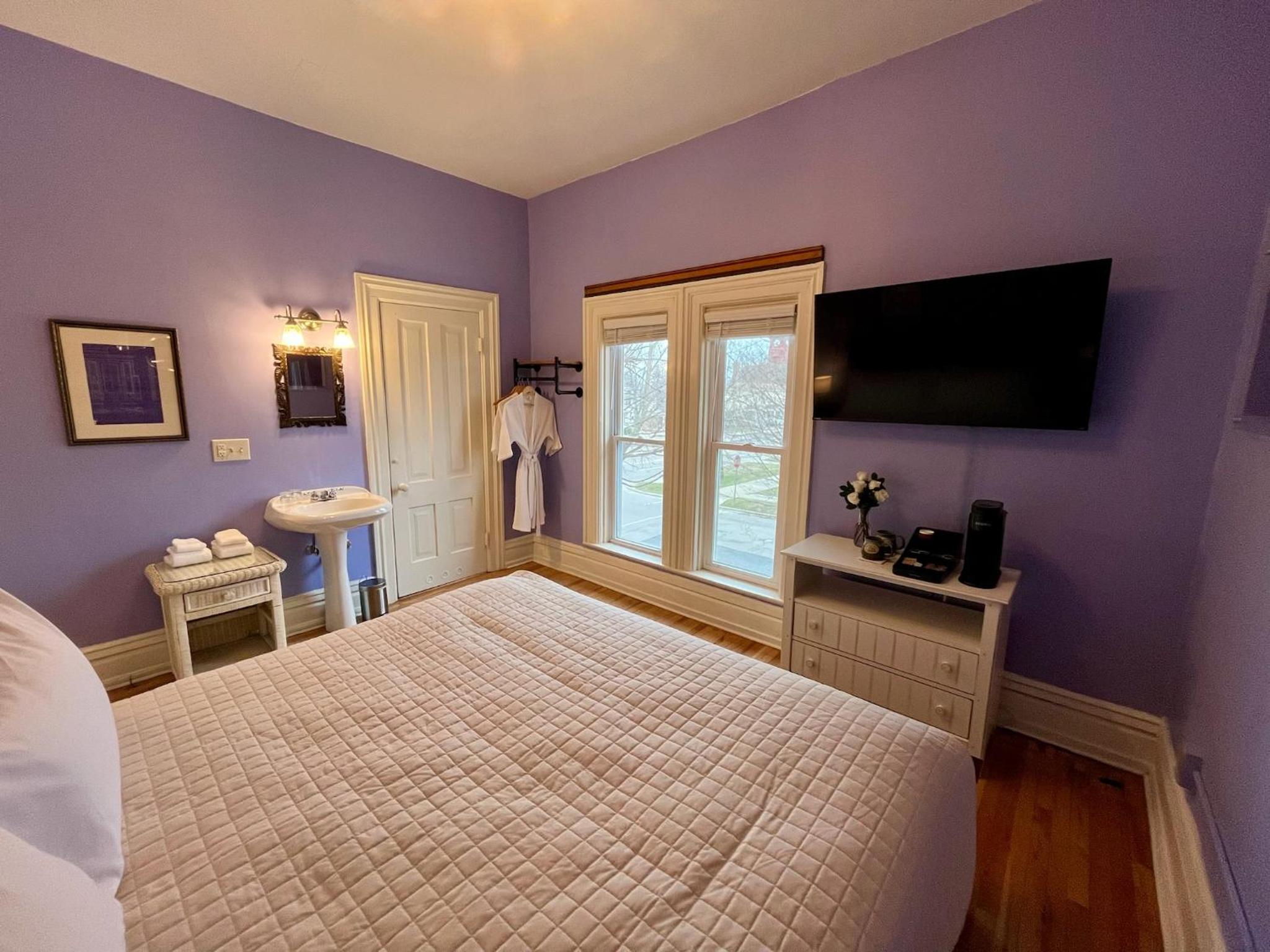 Deluxe King Room photo 2