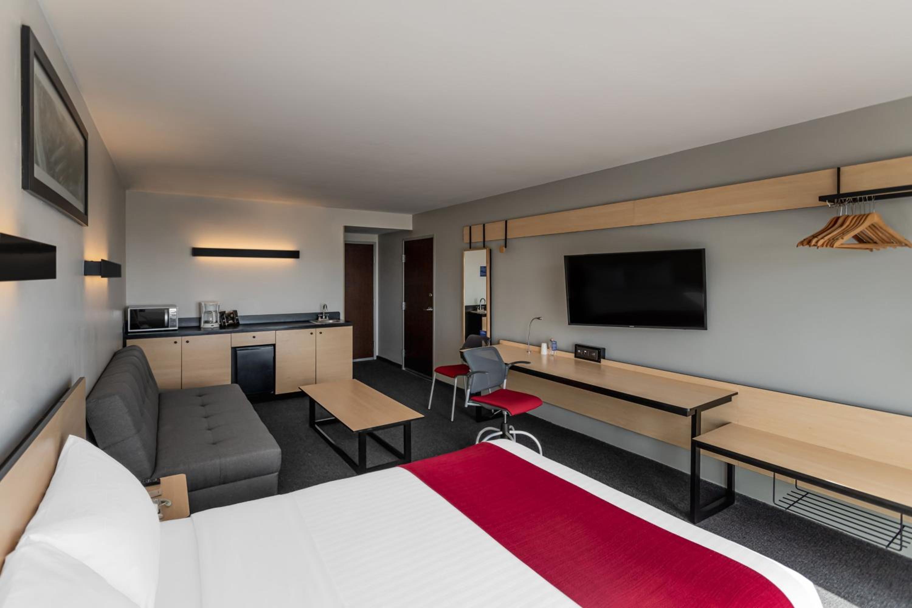 Superior Queen Room with Sofa Bed thumbnail 6