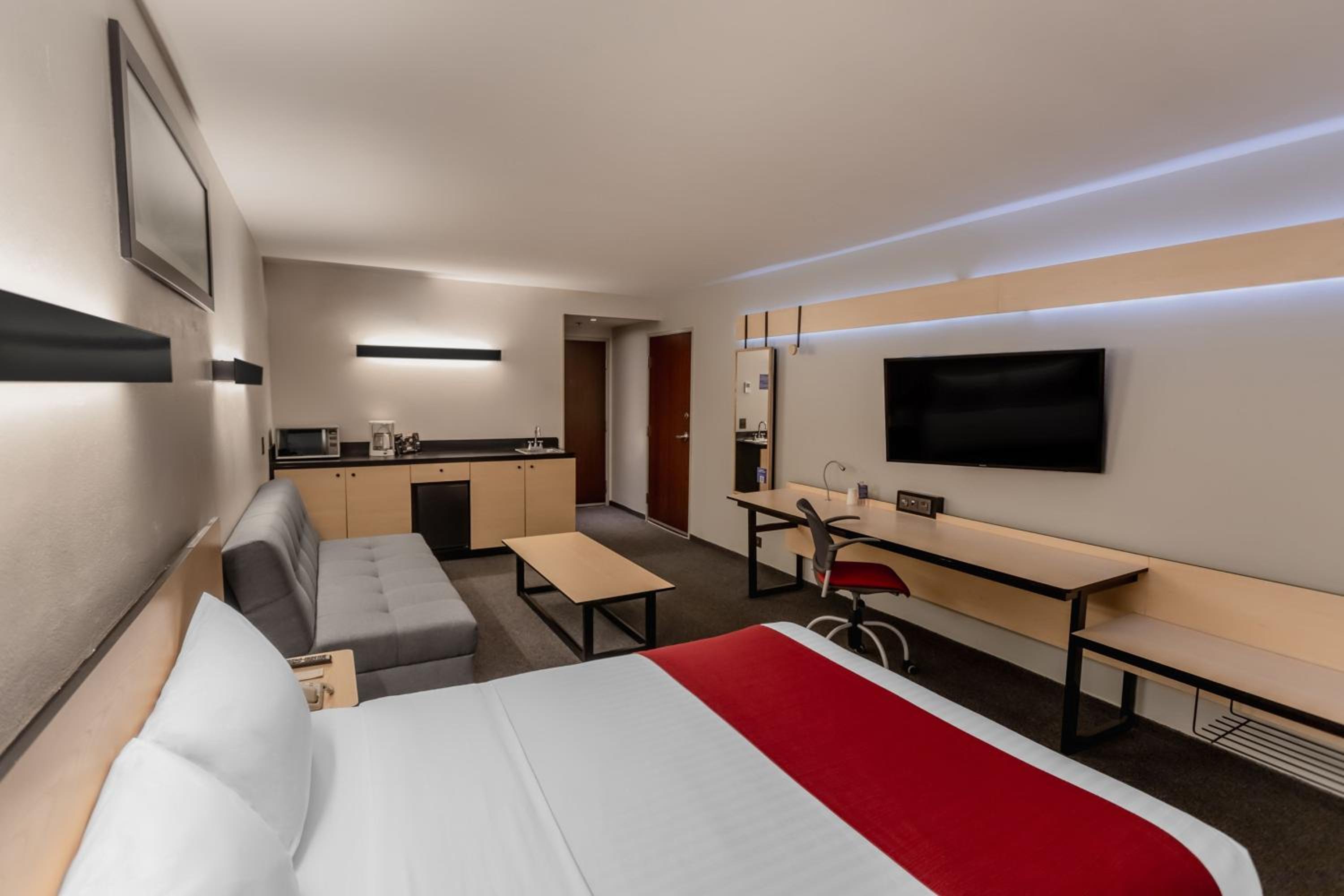 Superior Queen Room with Sofa Bed thumbnail 5