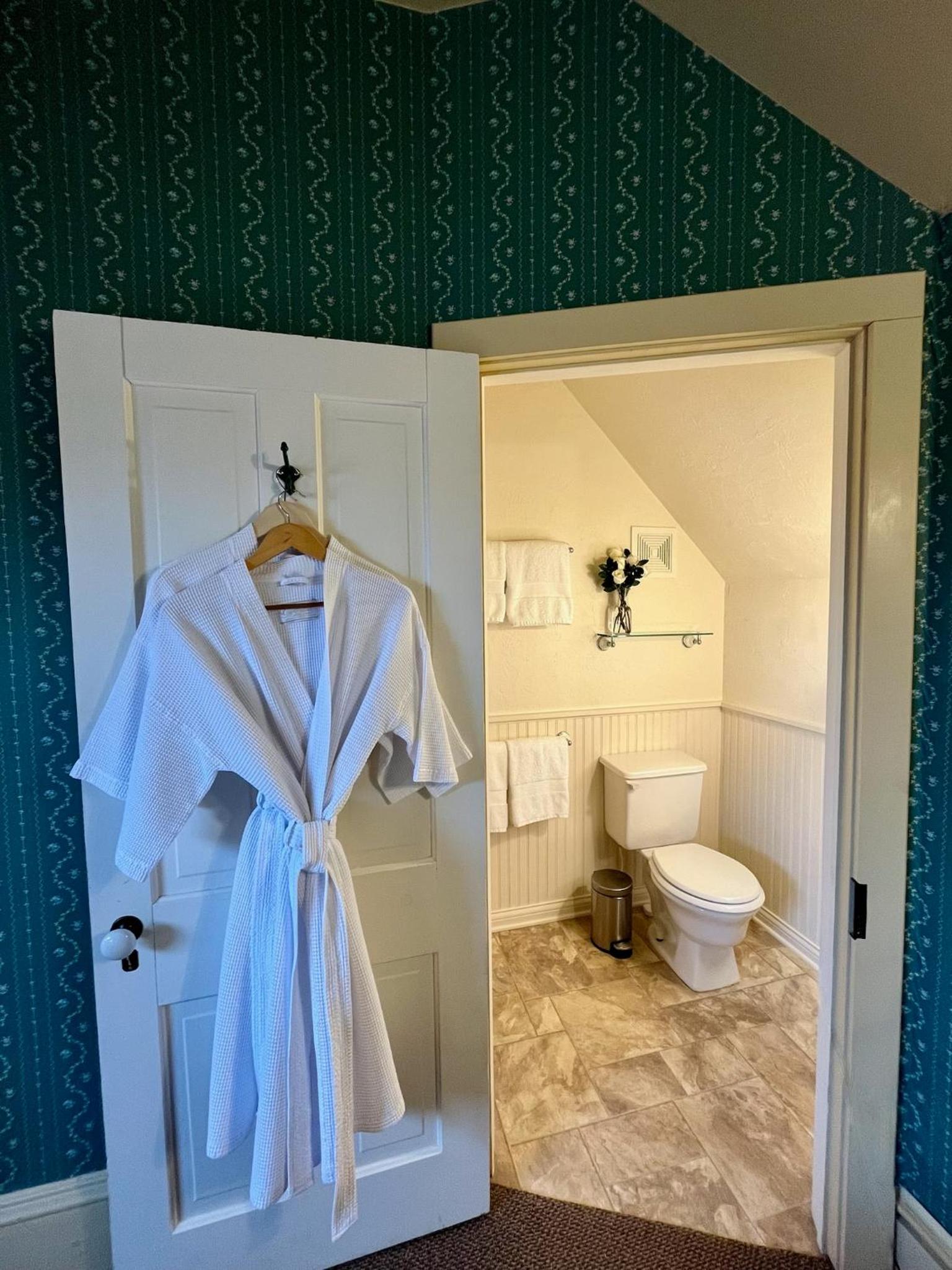 Queen Room photo 2