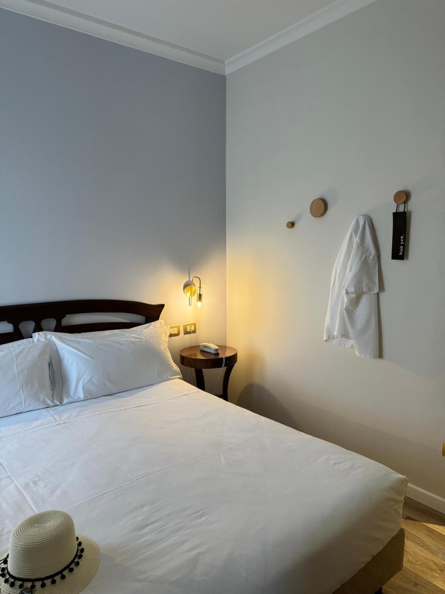 Deluxe Double Room with Balcony - Photo 17