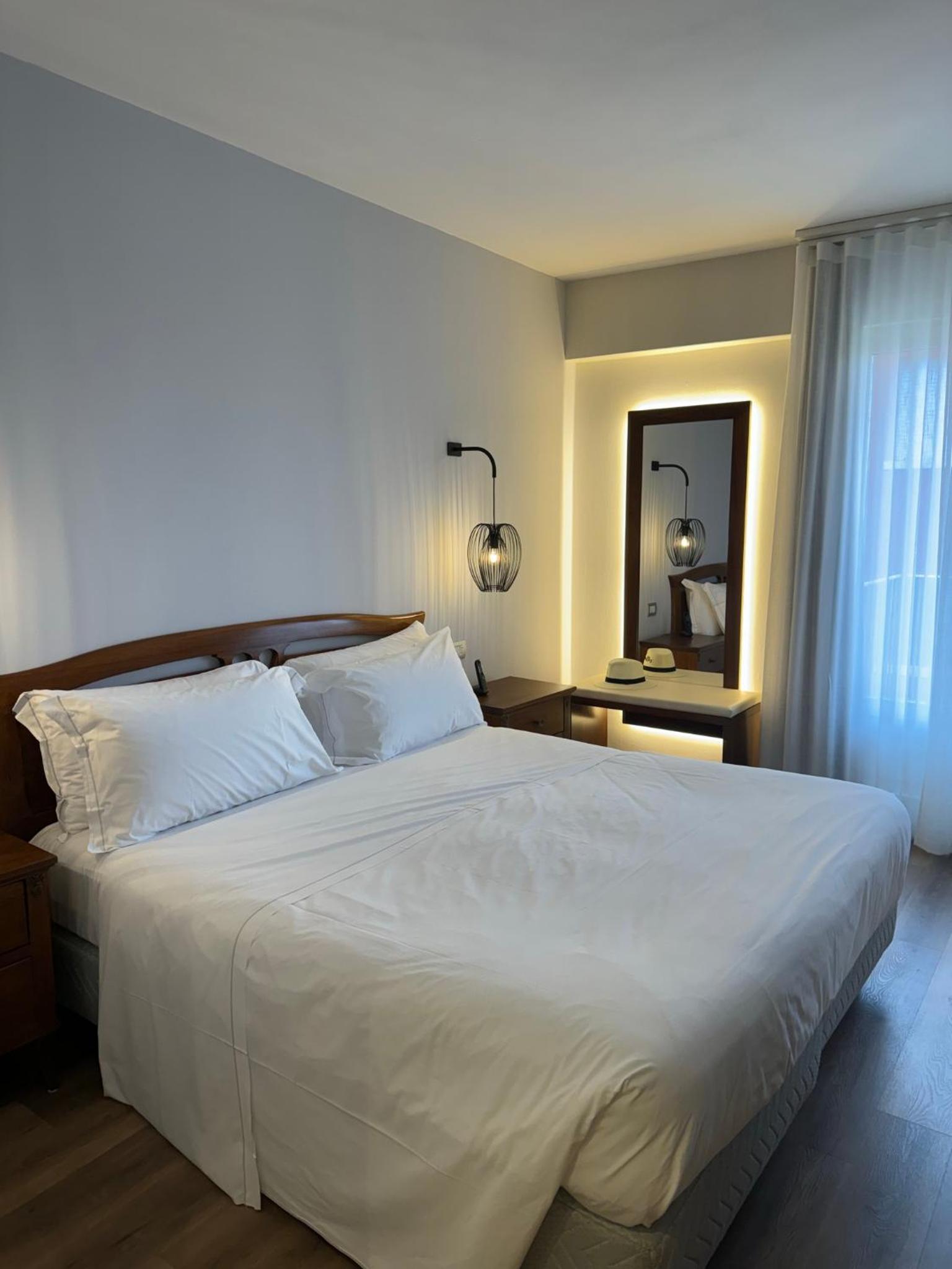Deluxe Double Room with Balcony - Photo 18