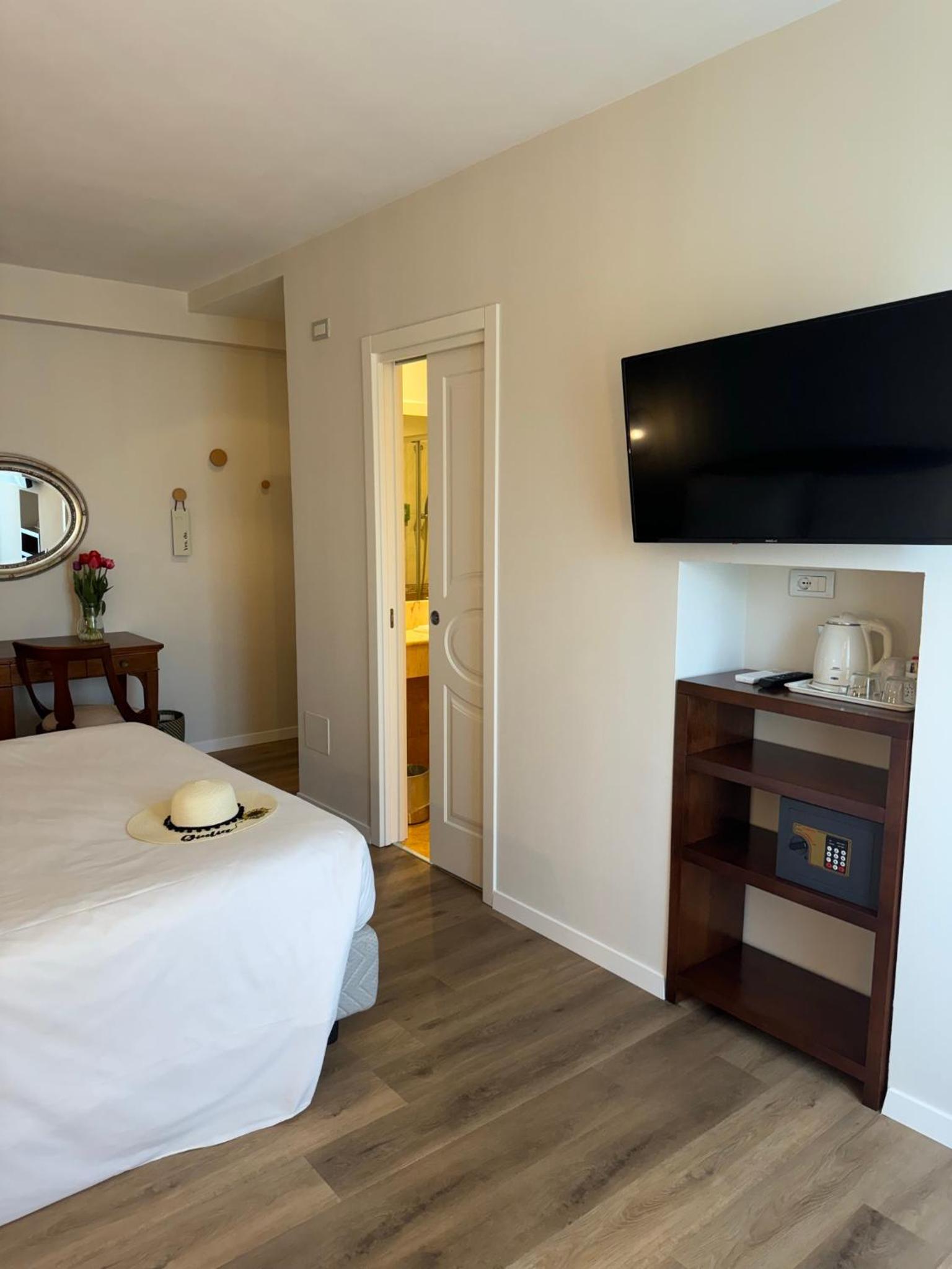 Deluxe Double Room with Balcony - Photo 7