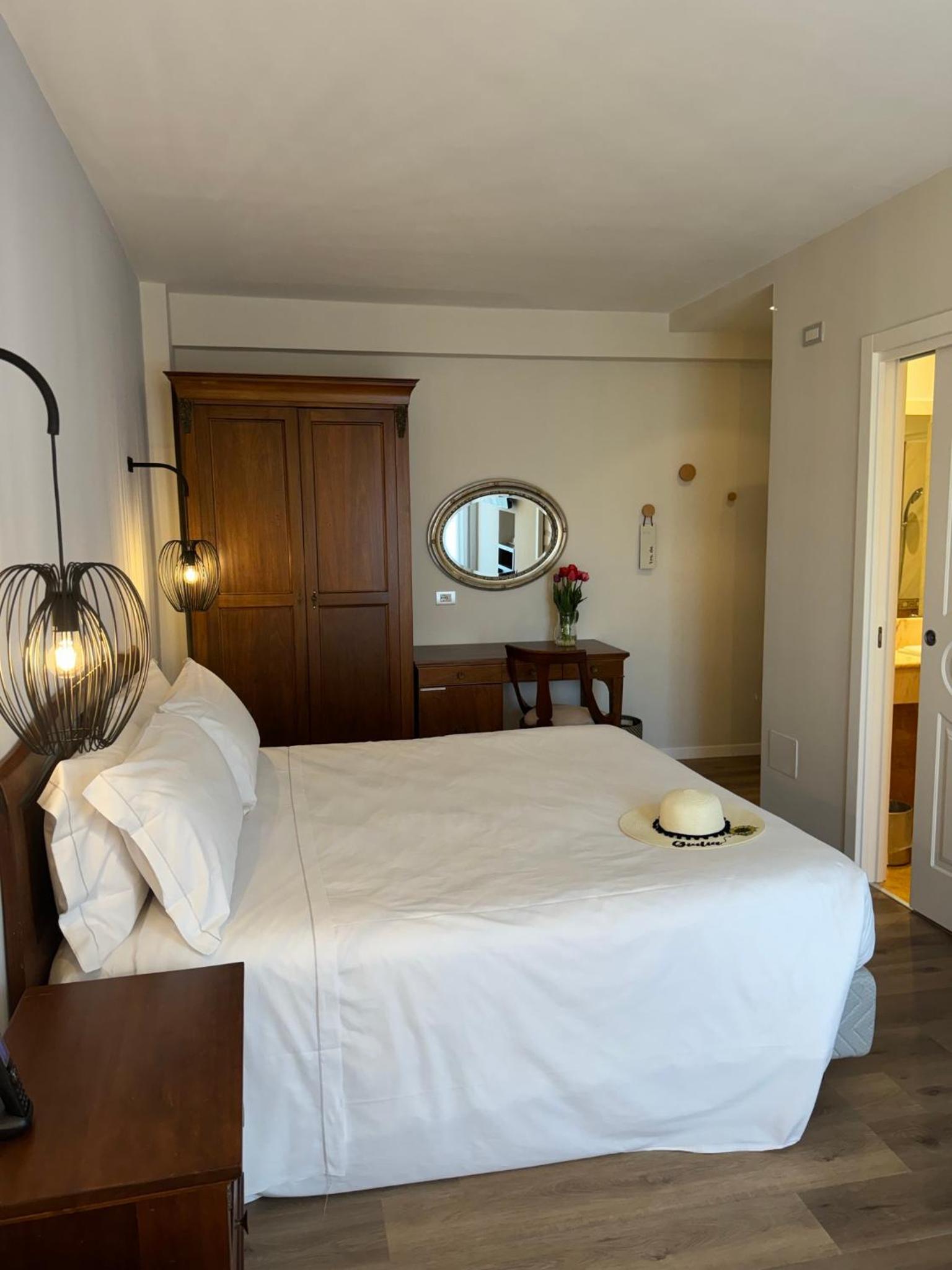 Deluxe Double Room with Balcony - Photo 8