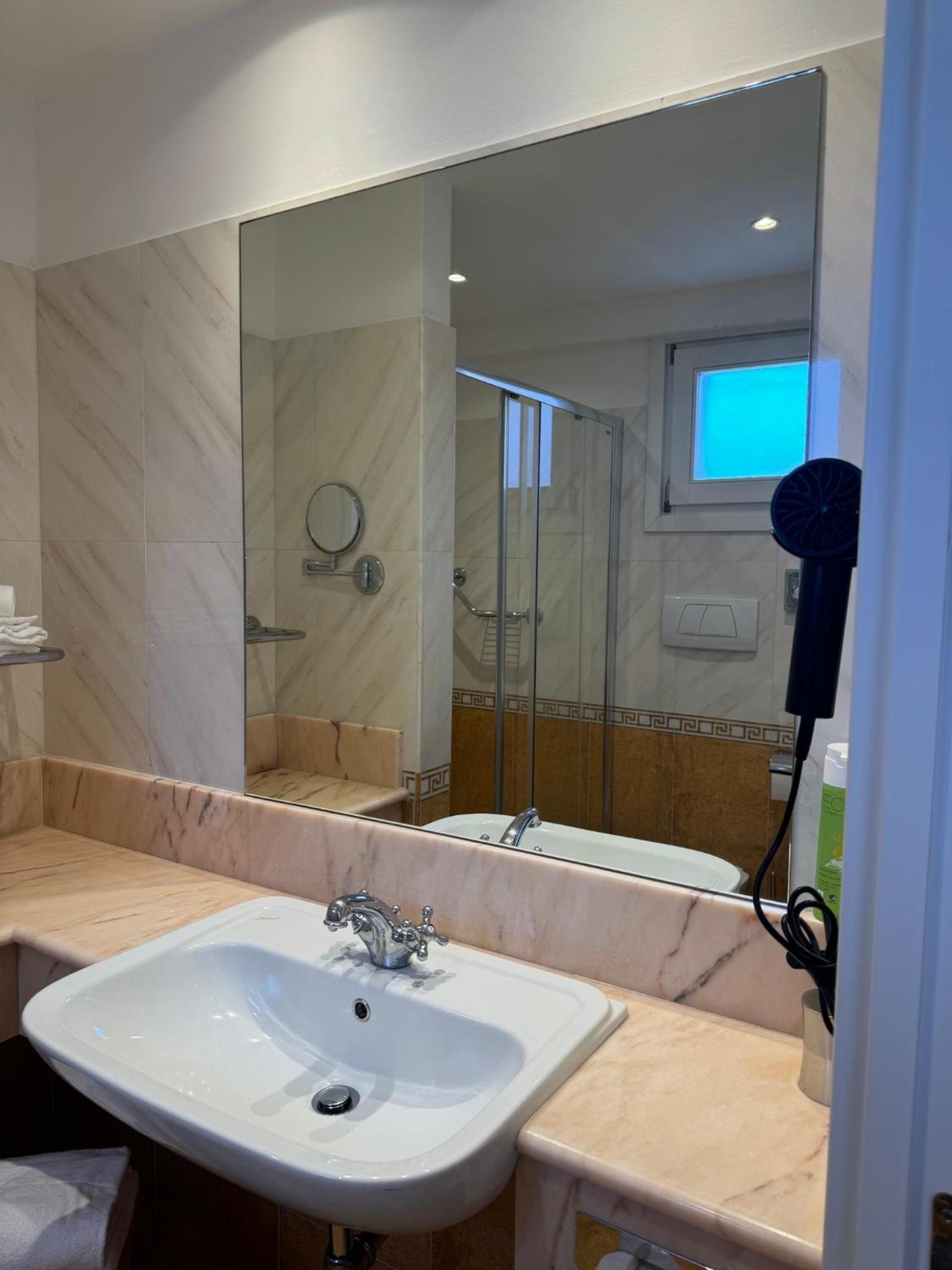 Deluxe Double Room with Balcony - Photo 9