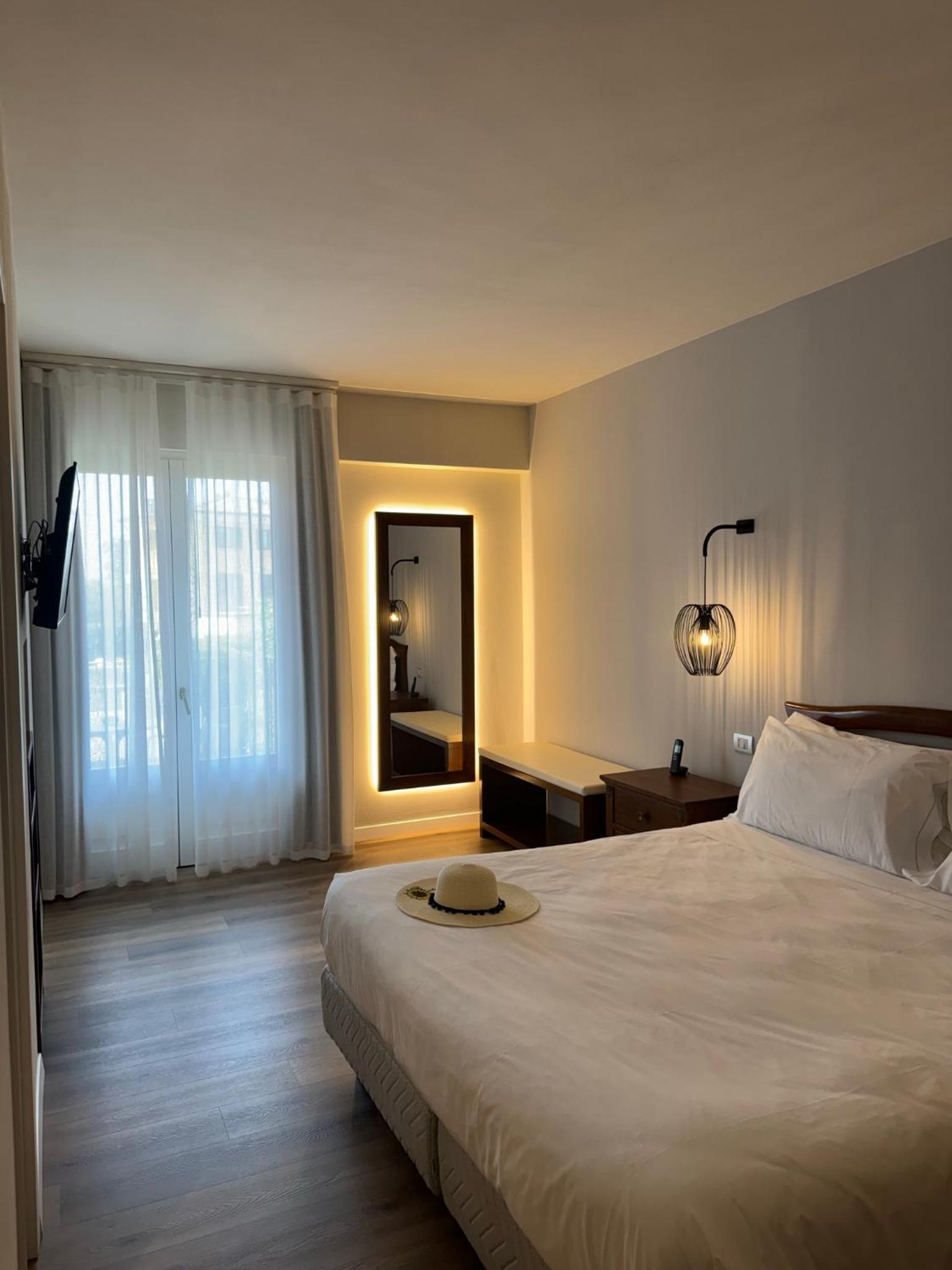 Deluxe Double Room with Balcony - Photo 10