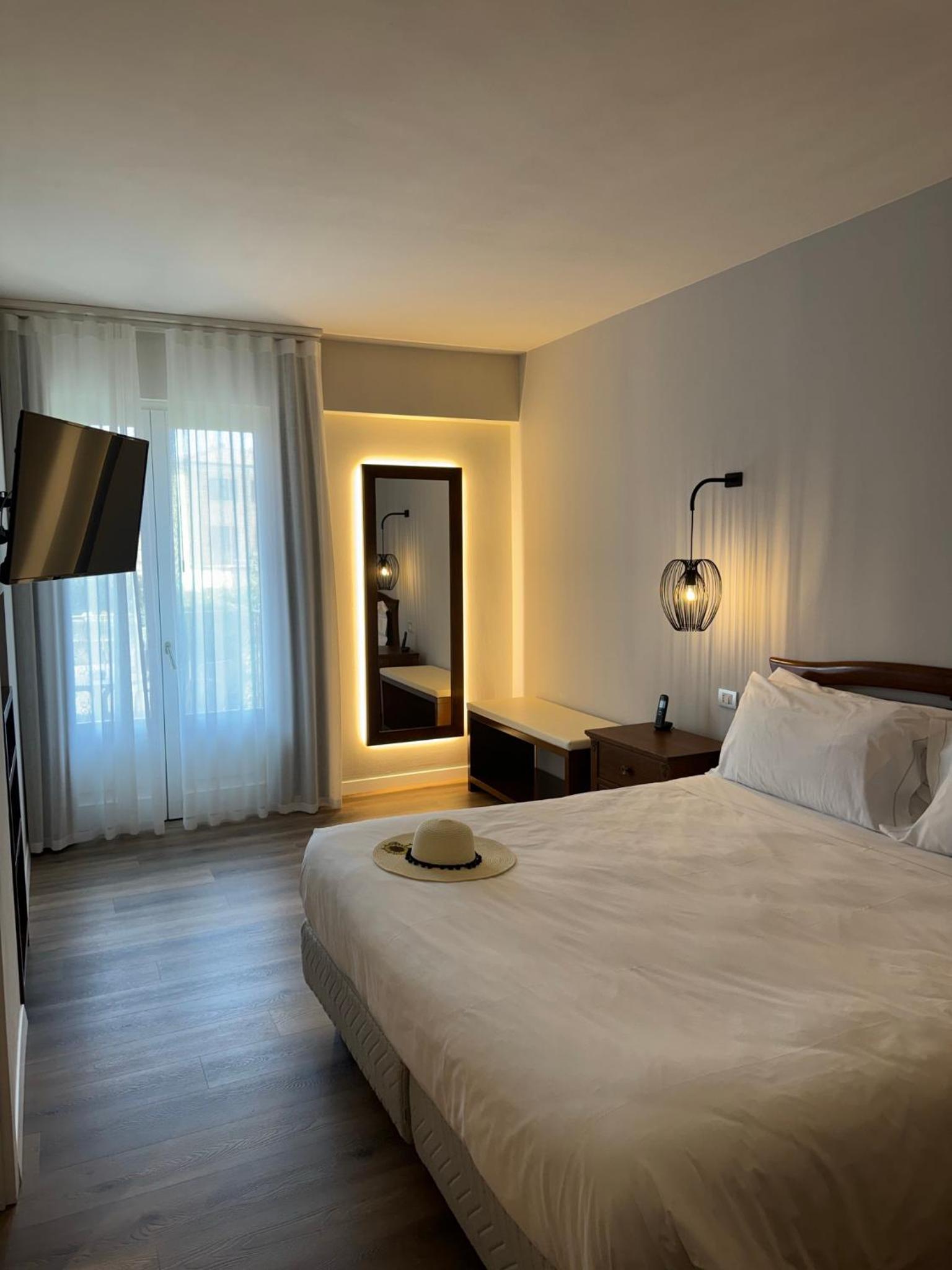 Deluxe Double Room with Balcony - Photo 11