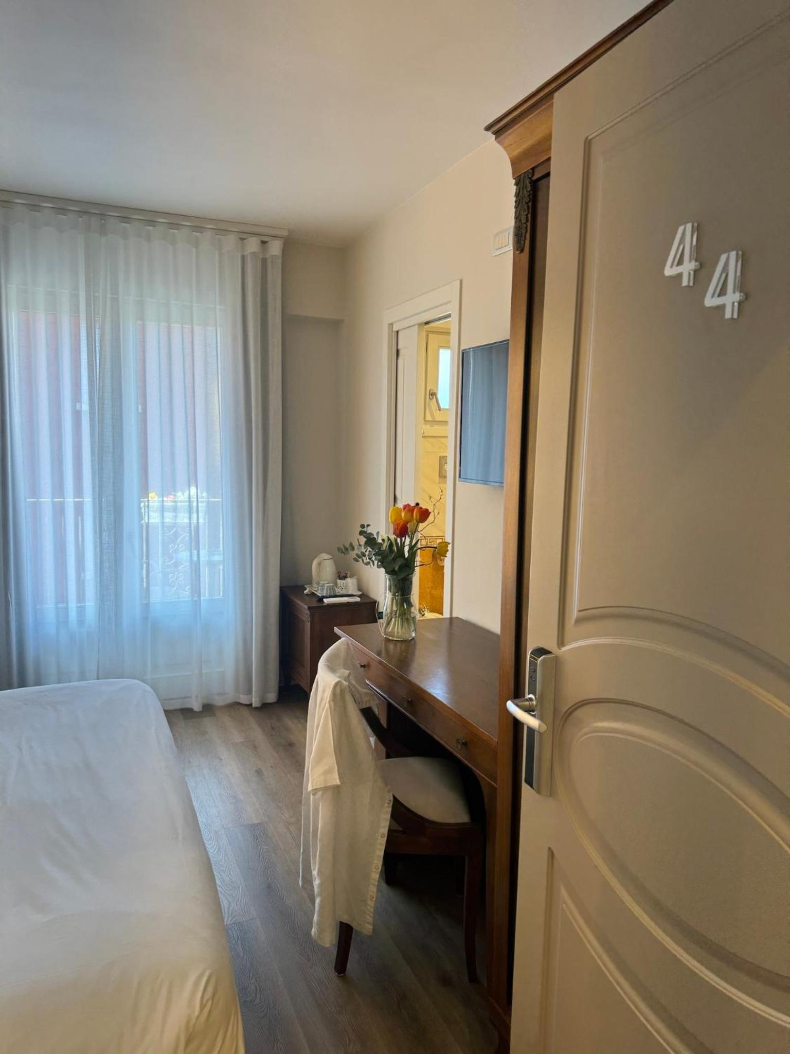 Deluxe Double Room with Balcony - Photo 12