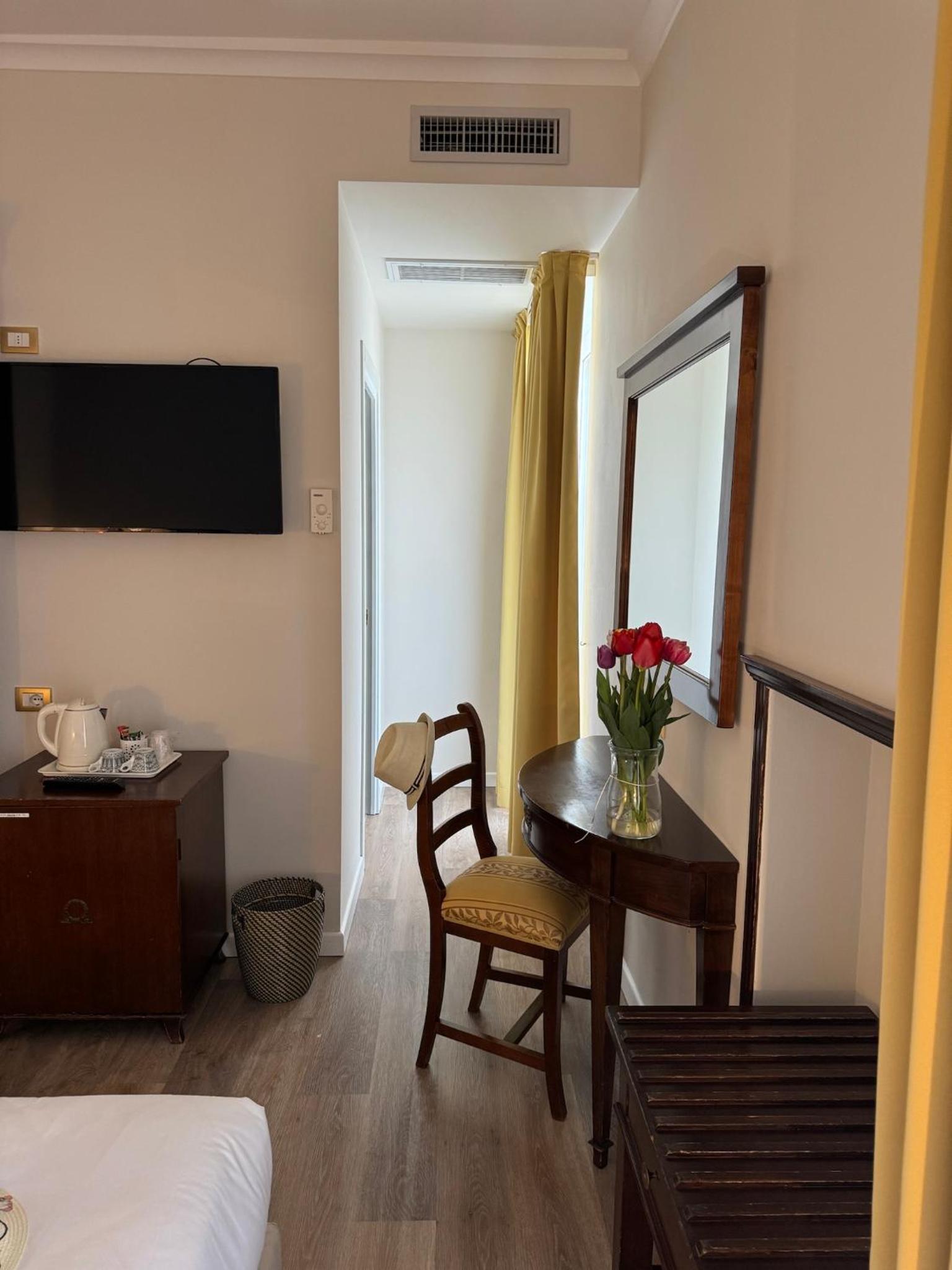 Deluxe Double Room with Balcony - Photo 13