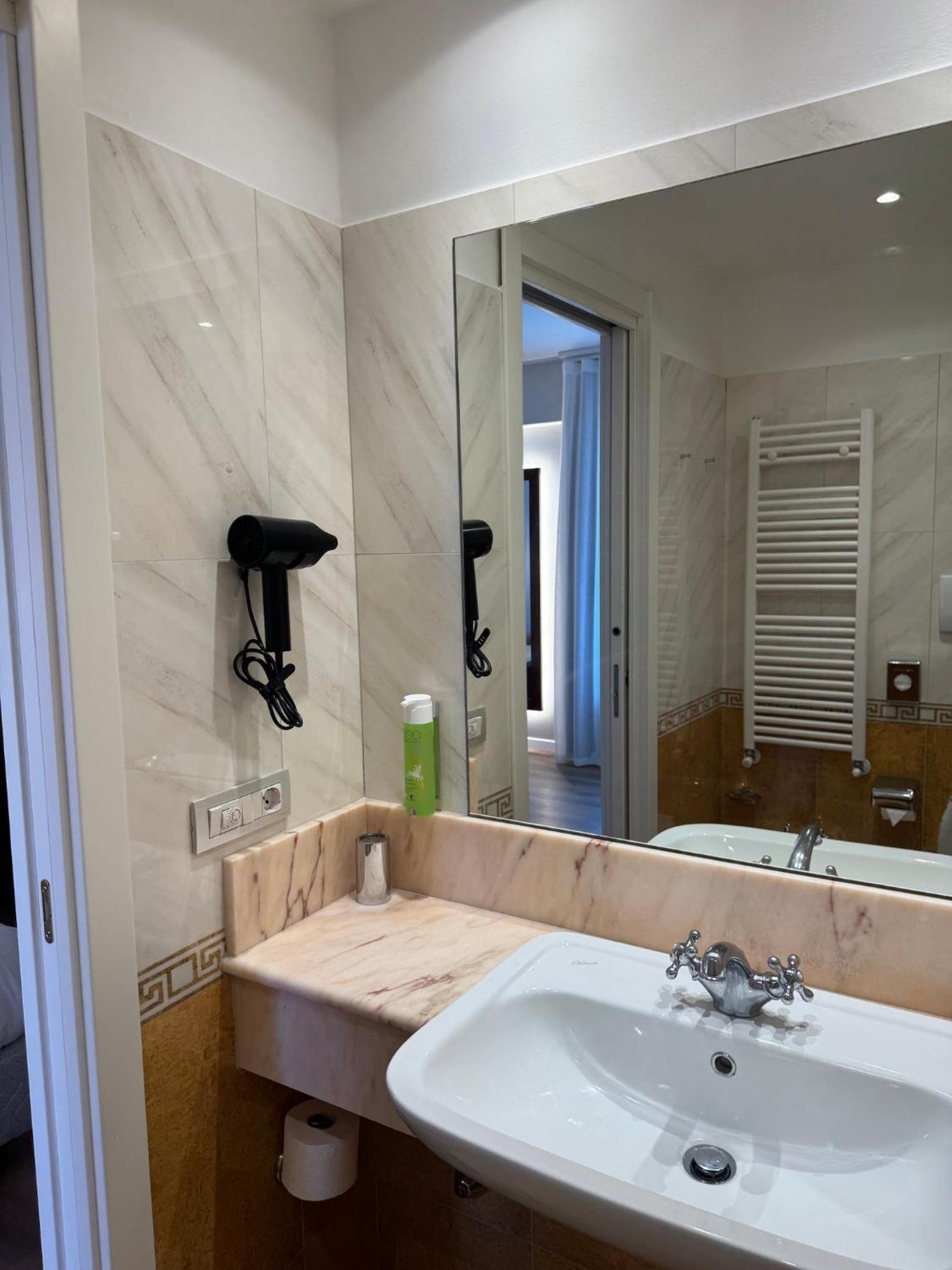 Deluxe Double Room with Balcony - Photo 2