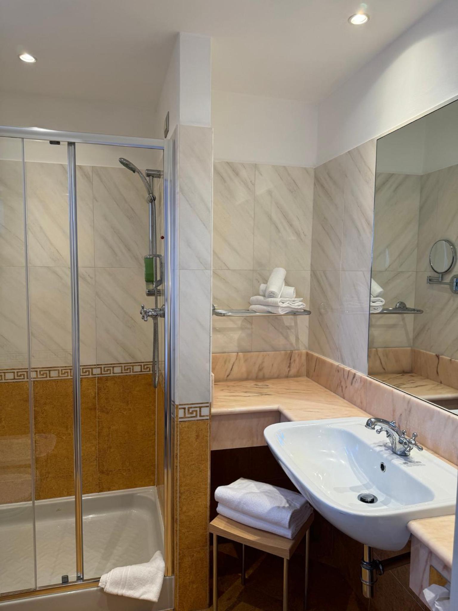 Deluxe Double Room with Balcony - Photo 3