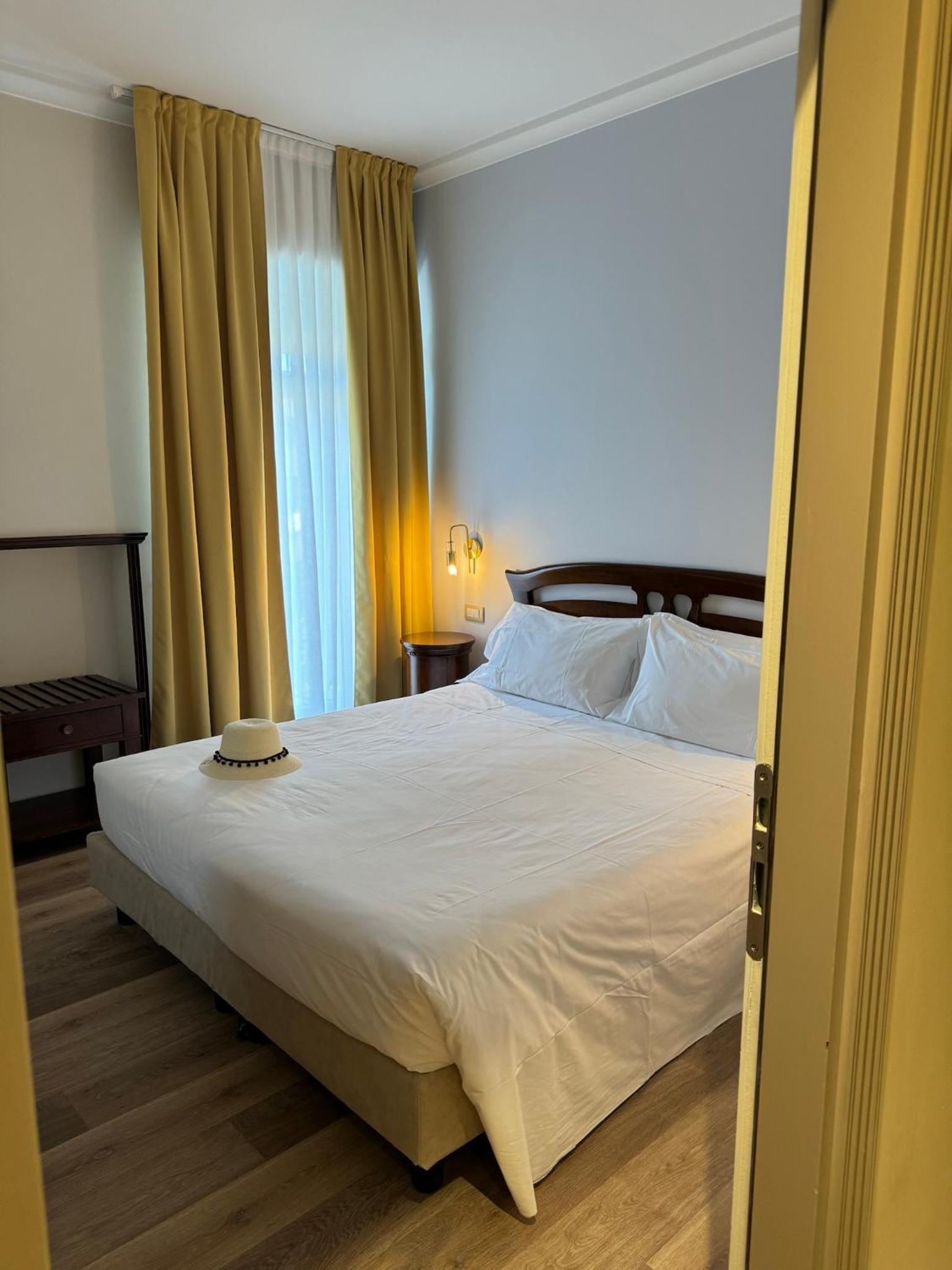 Deluxe Double Room with Balcony - Photo 5