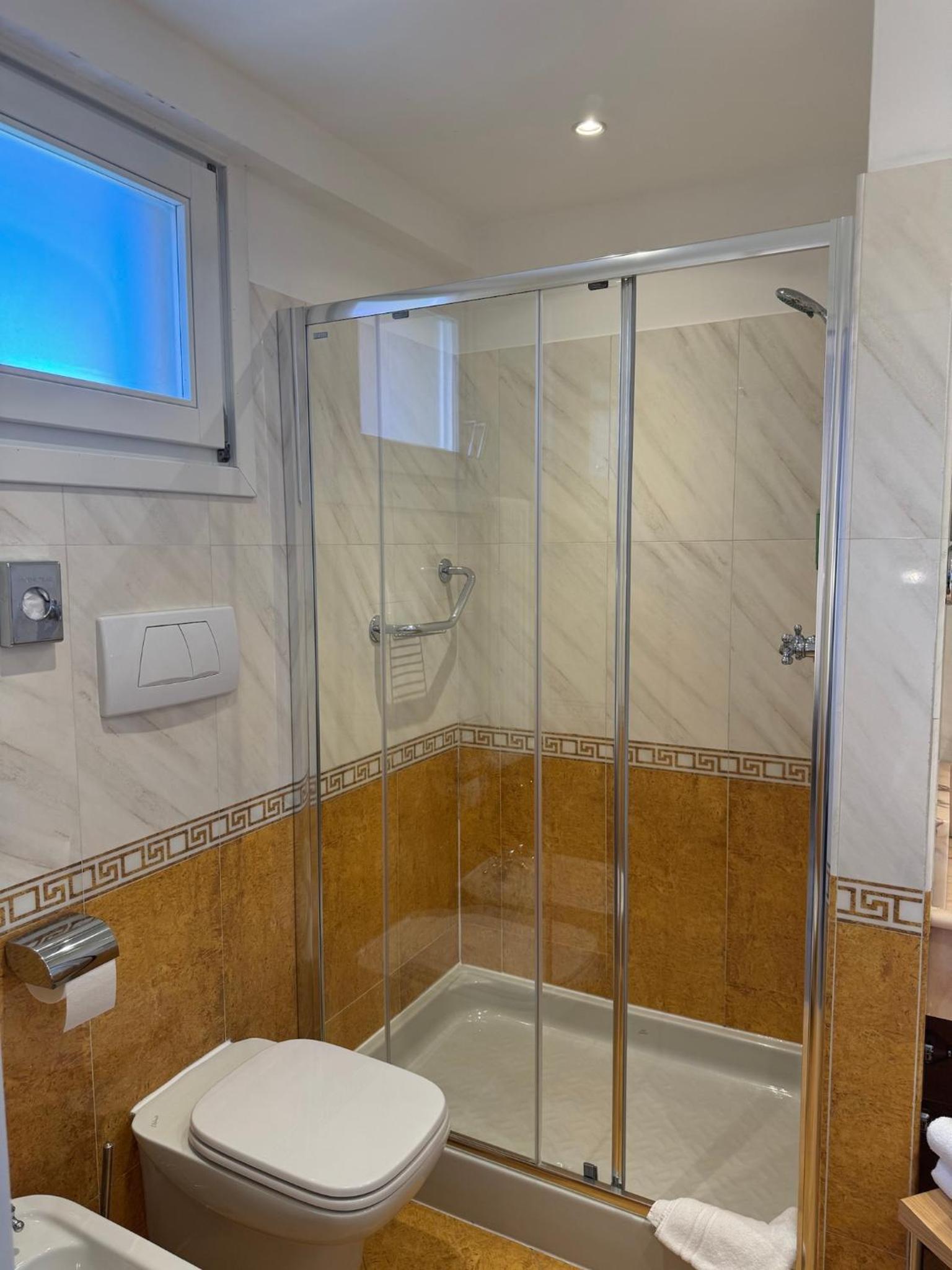 Deluxe Double Room with Balcony - Photo 6