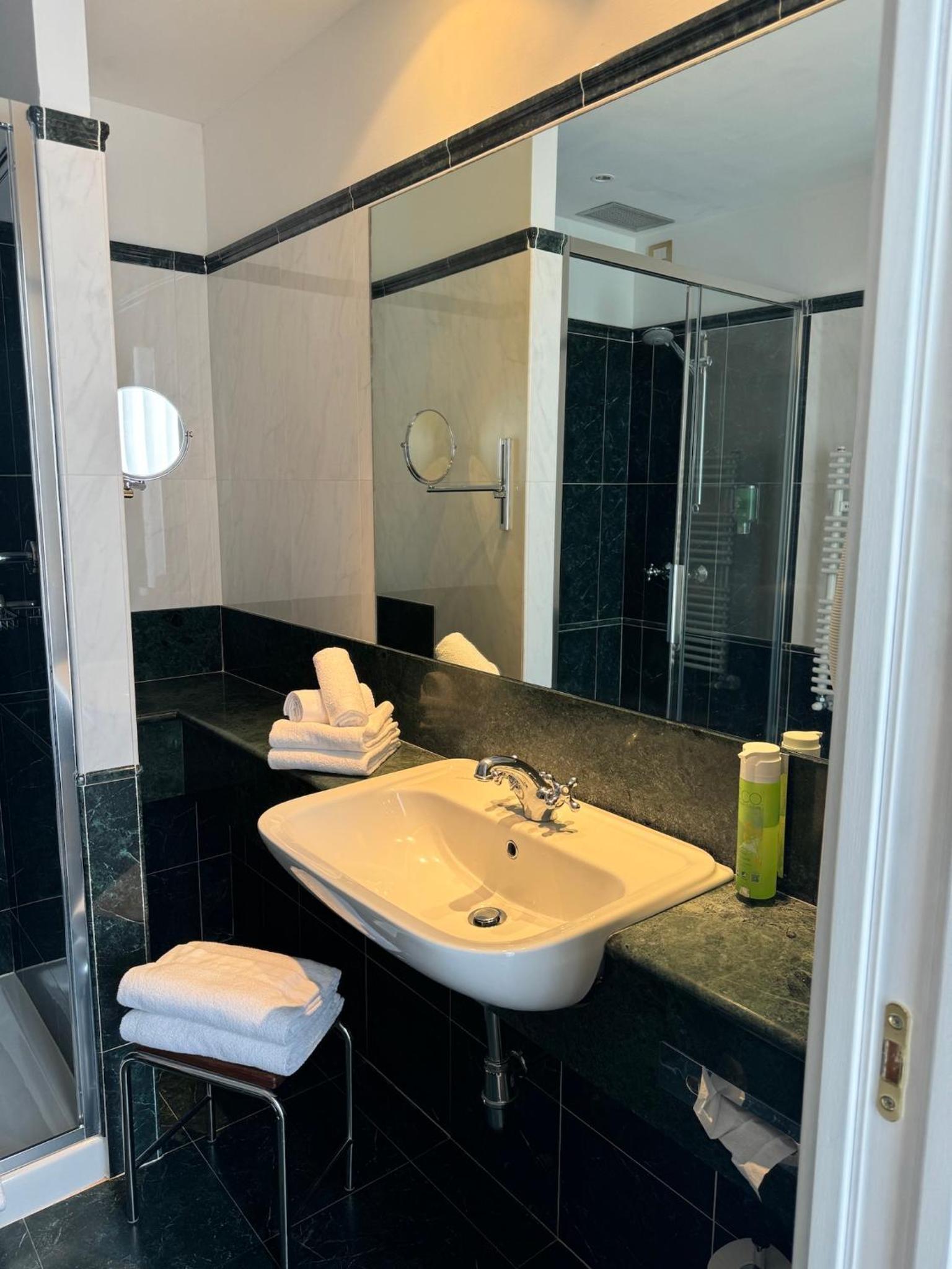 Deluxe Double Room with Balcony - Photo 4