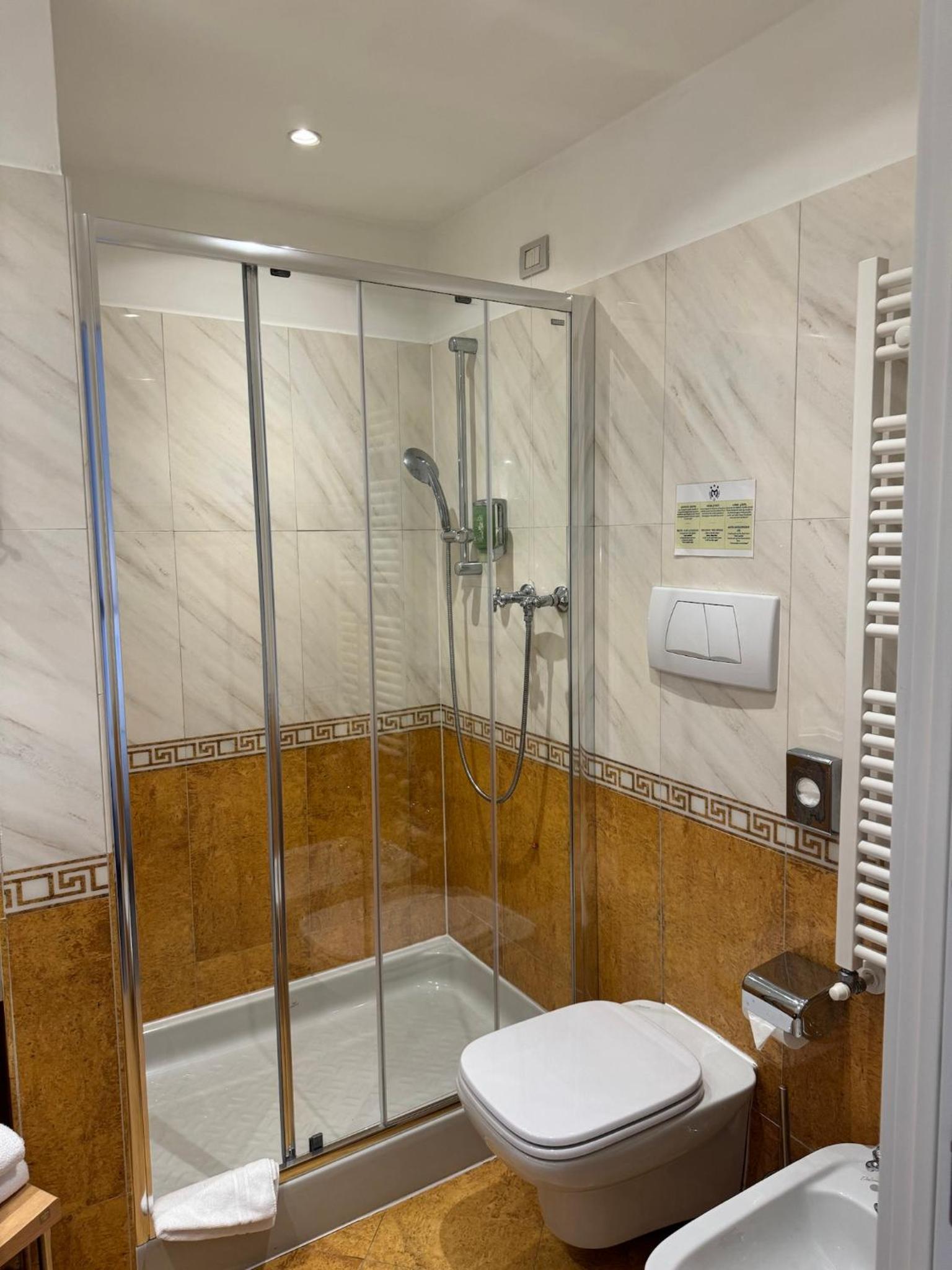 Deluxe Double Room with Balcony - Photo 16