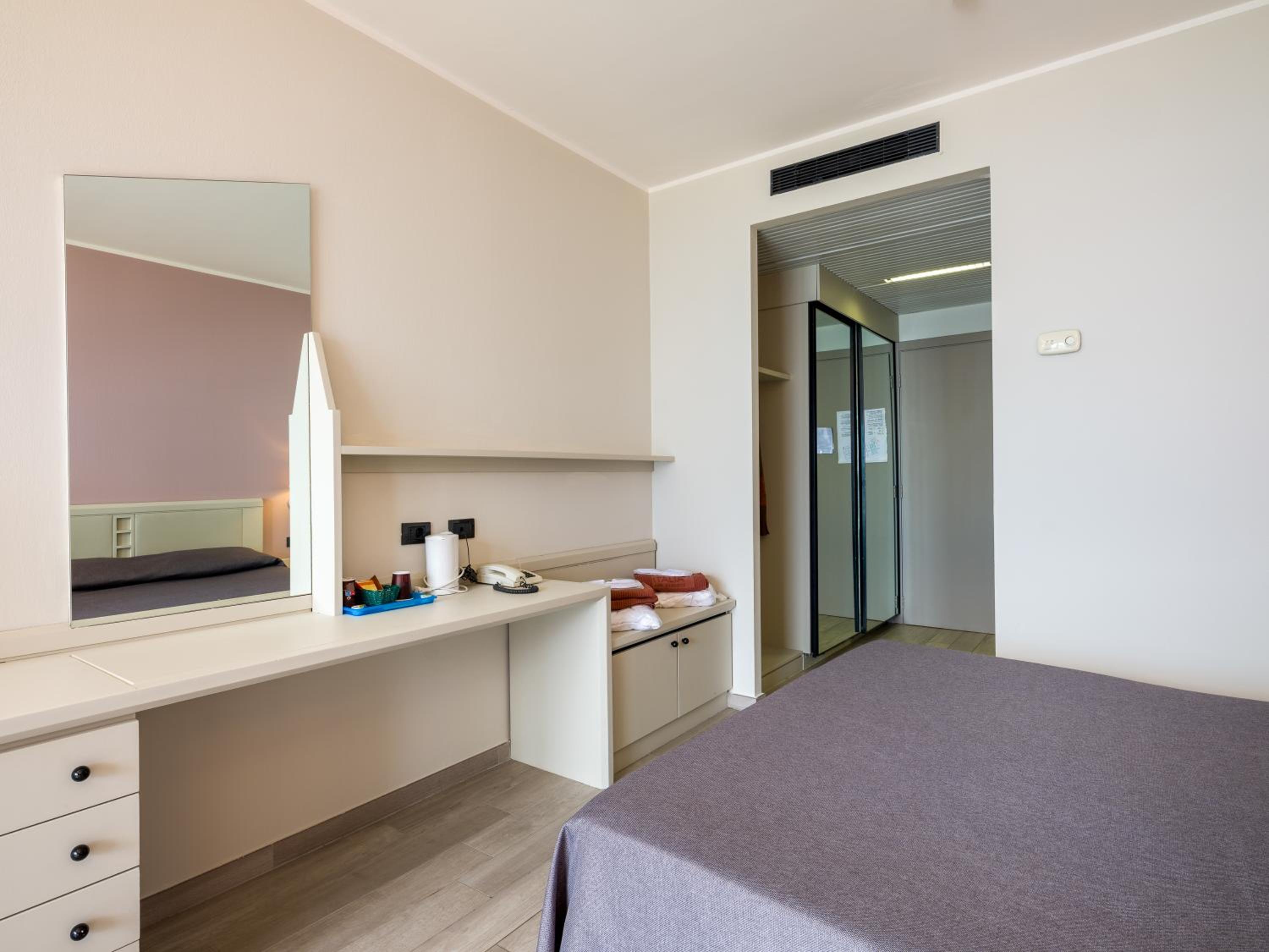 Deluxe Double or Twin Room with Lake View - Photo 11