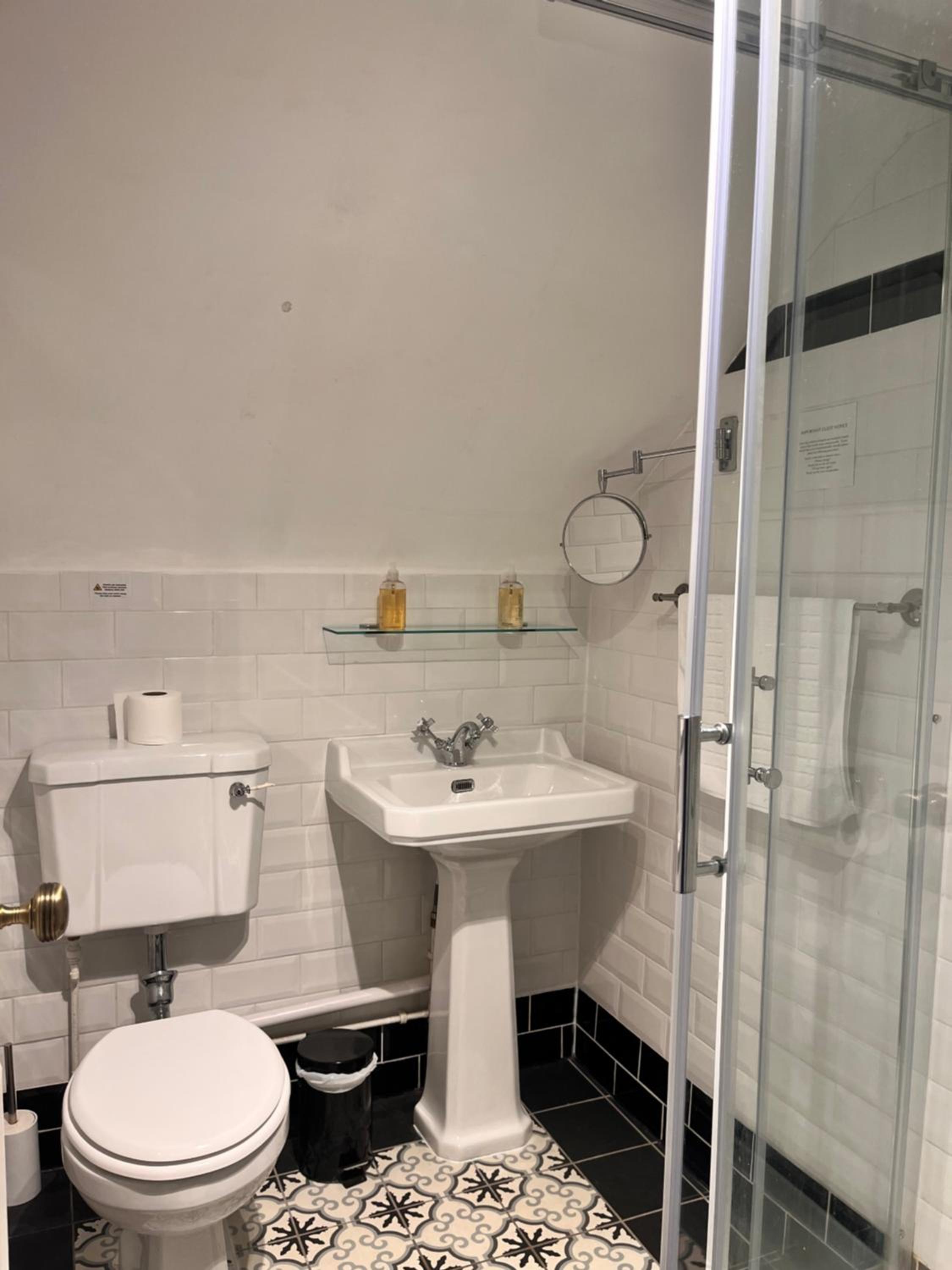 Family Room with Private Bathroom - Photo 9