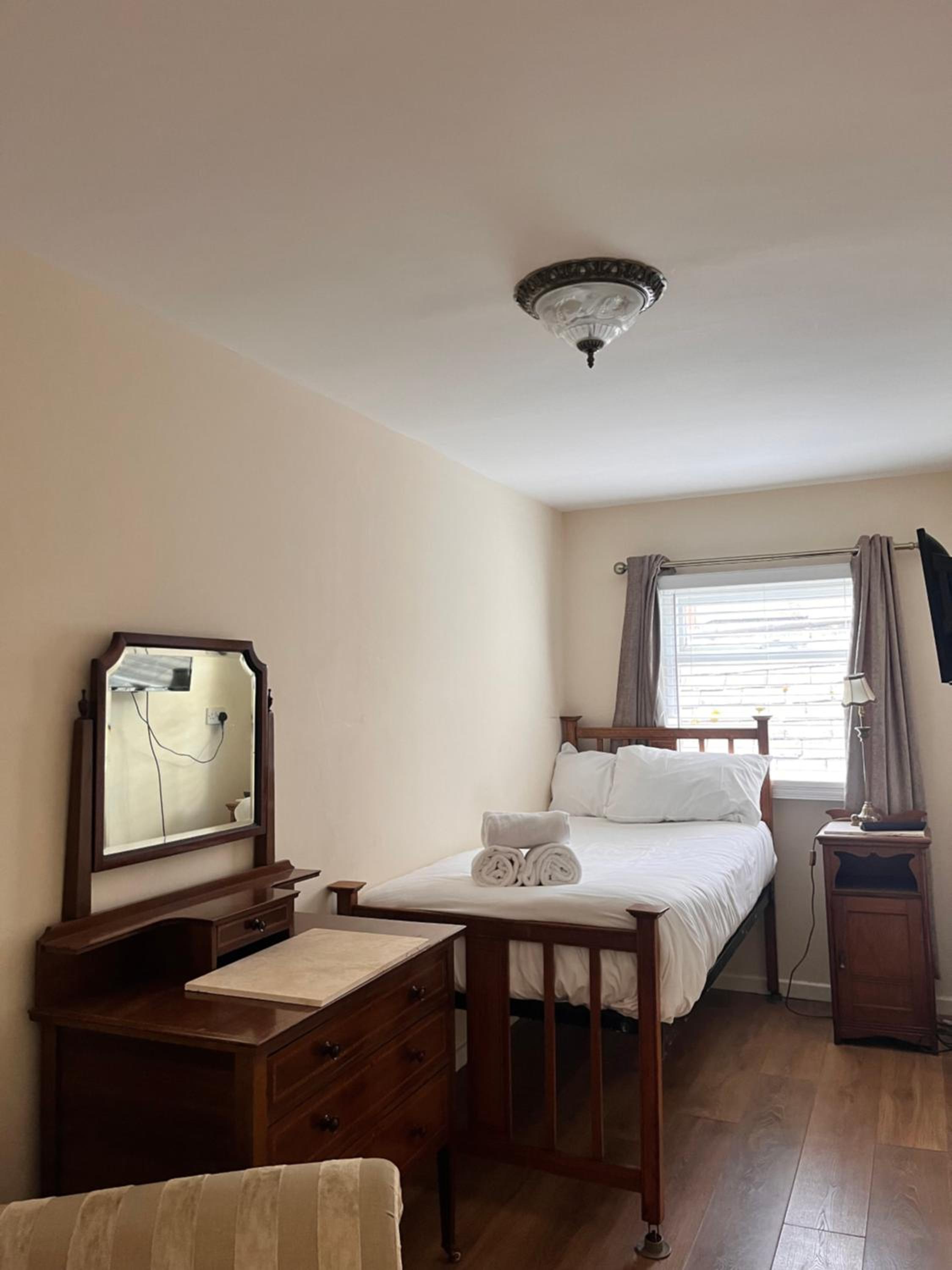 Twin Room with Bath - Photo 2