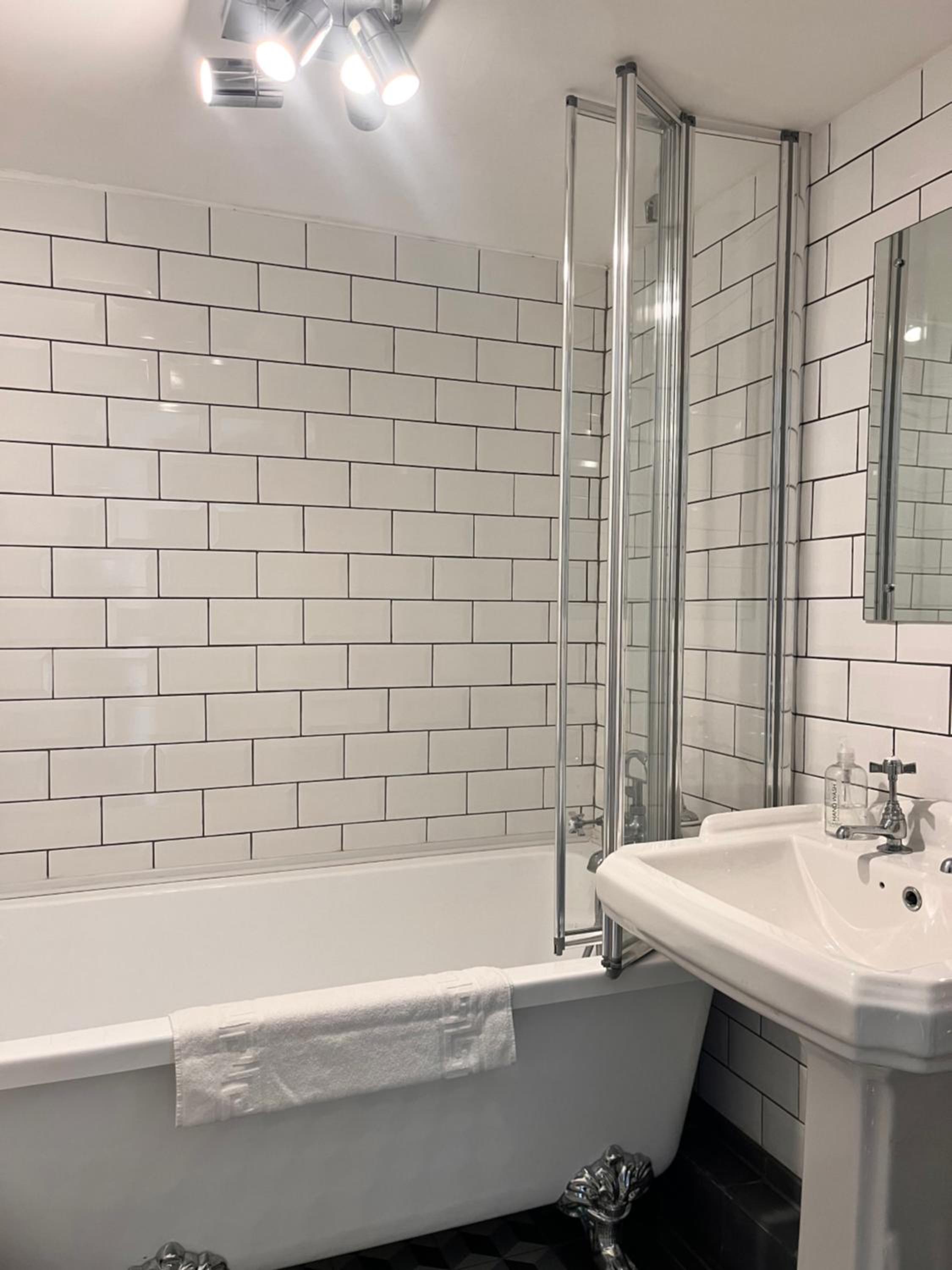 Twin Room with Bath - Photo 3