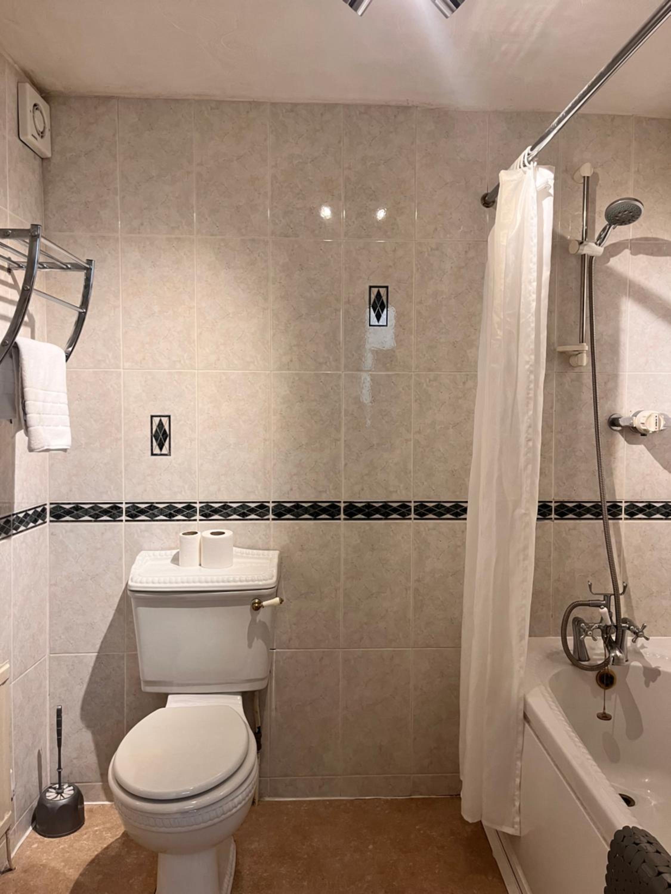 Family Room with Private Bathroom - Photo 11