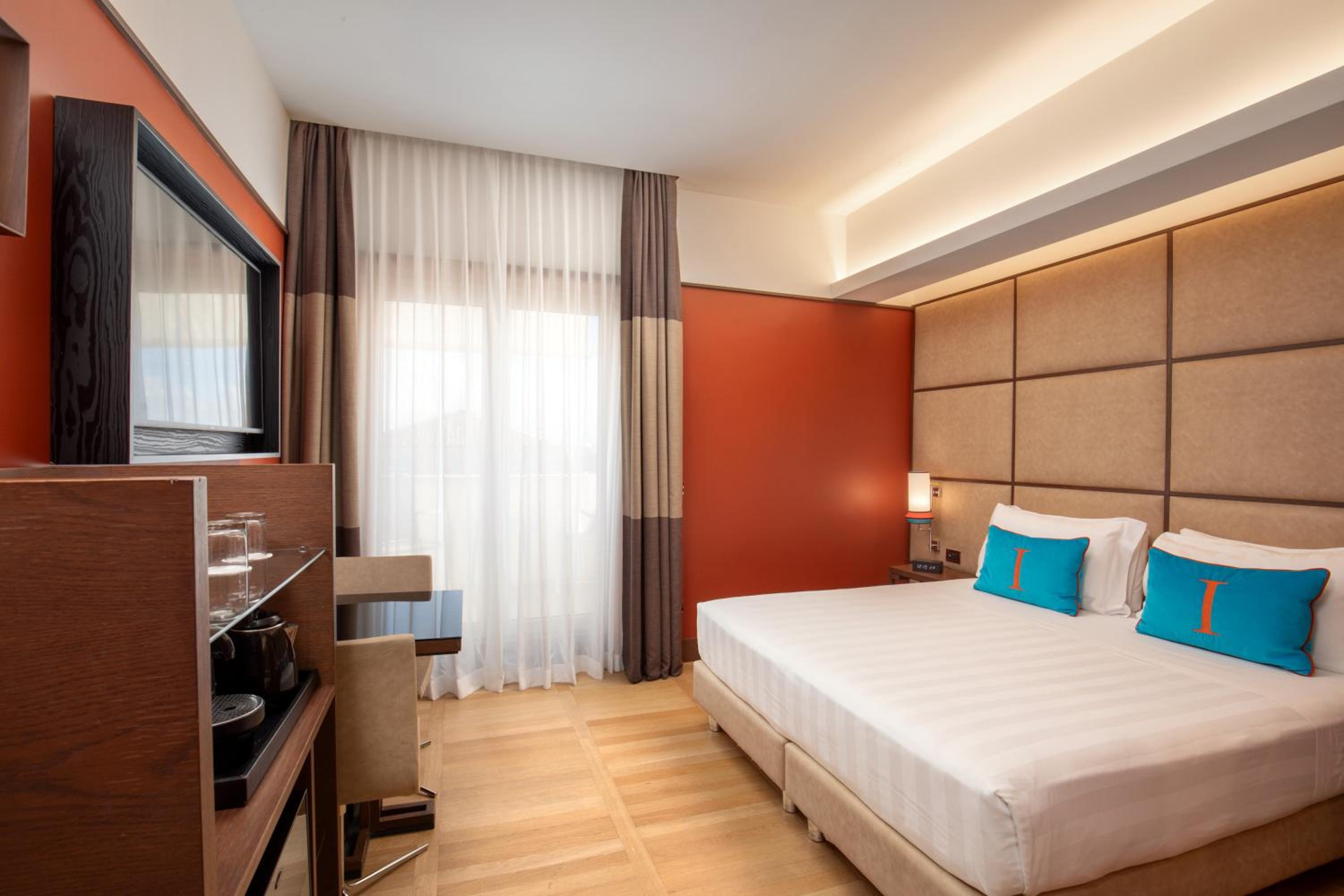 Superior Double or Twin Room with Balcony thumbnail 6