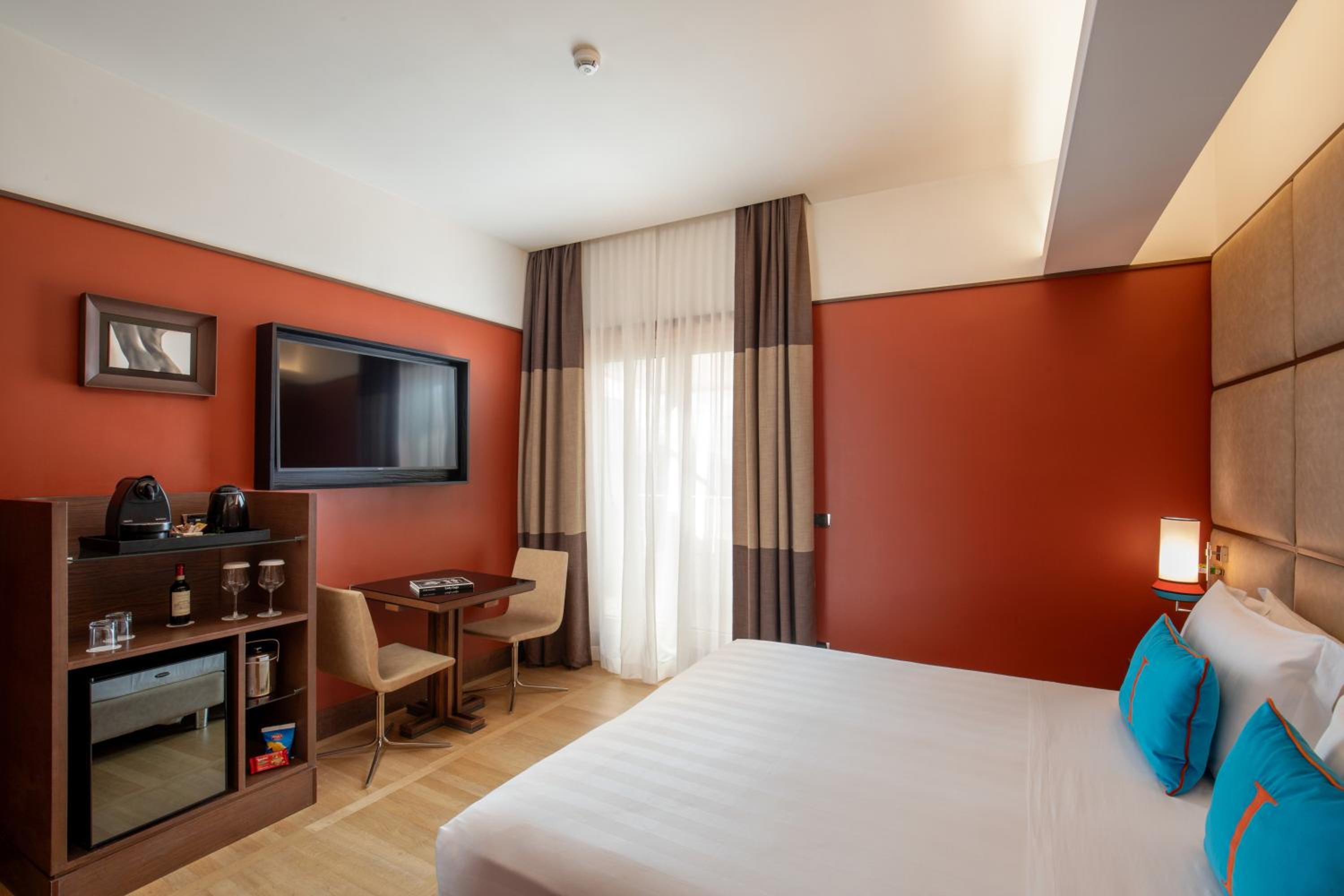 Superior Double or Twin Room with Balcony thumbnail 5