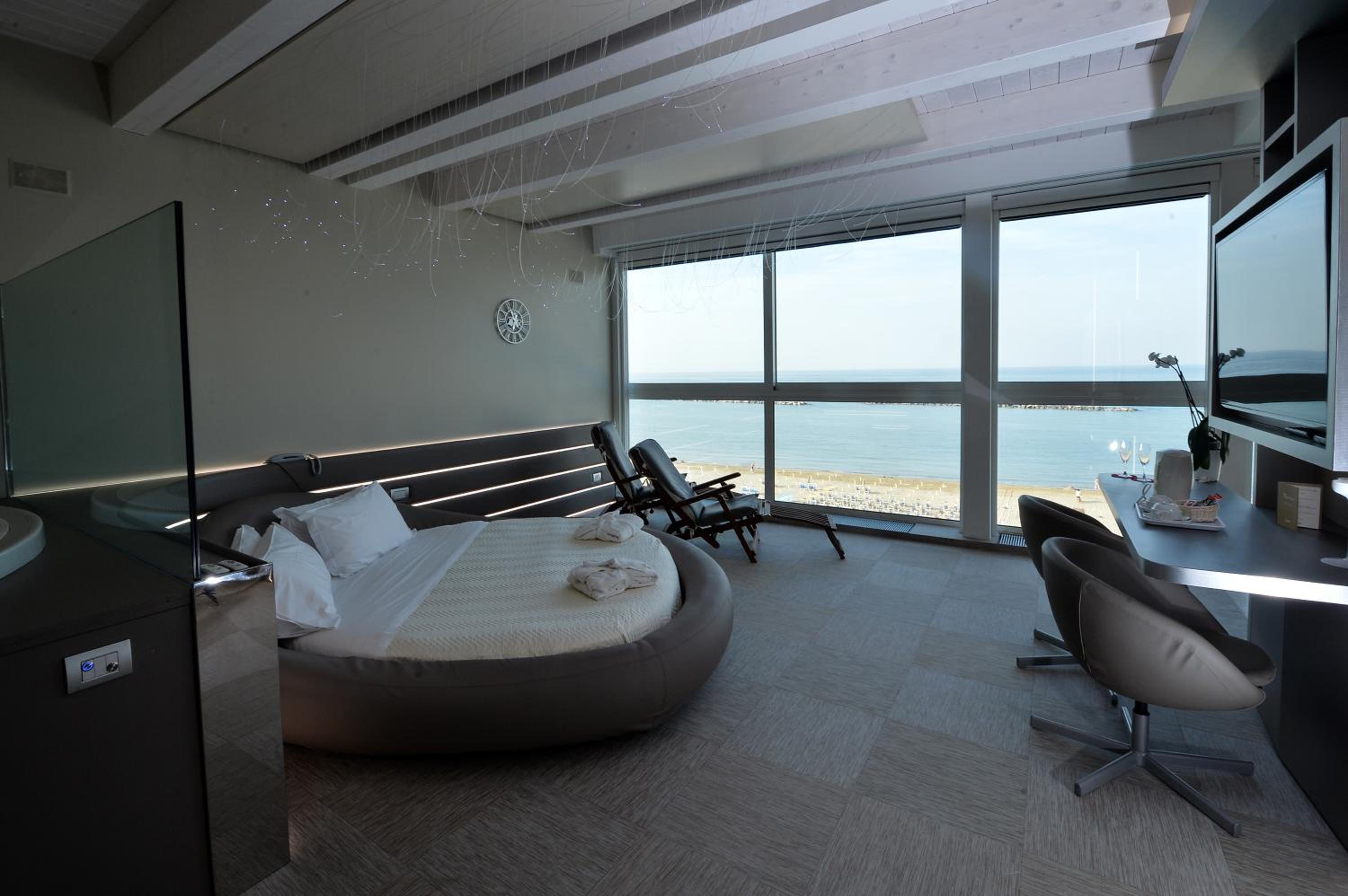 Suite - Photo 14