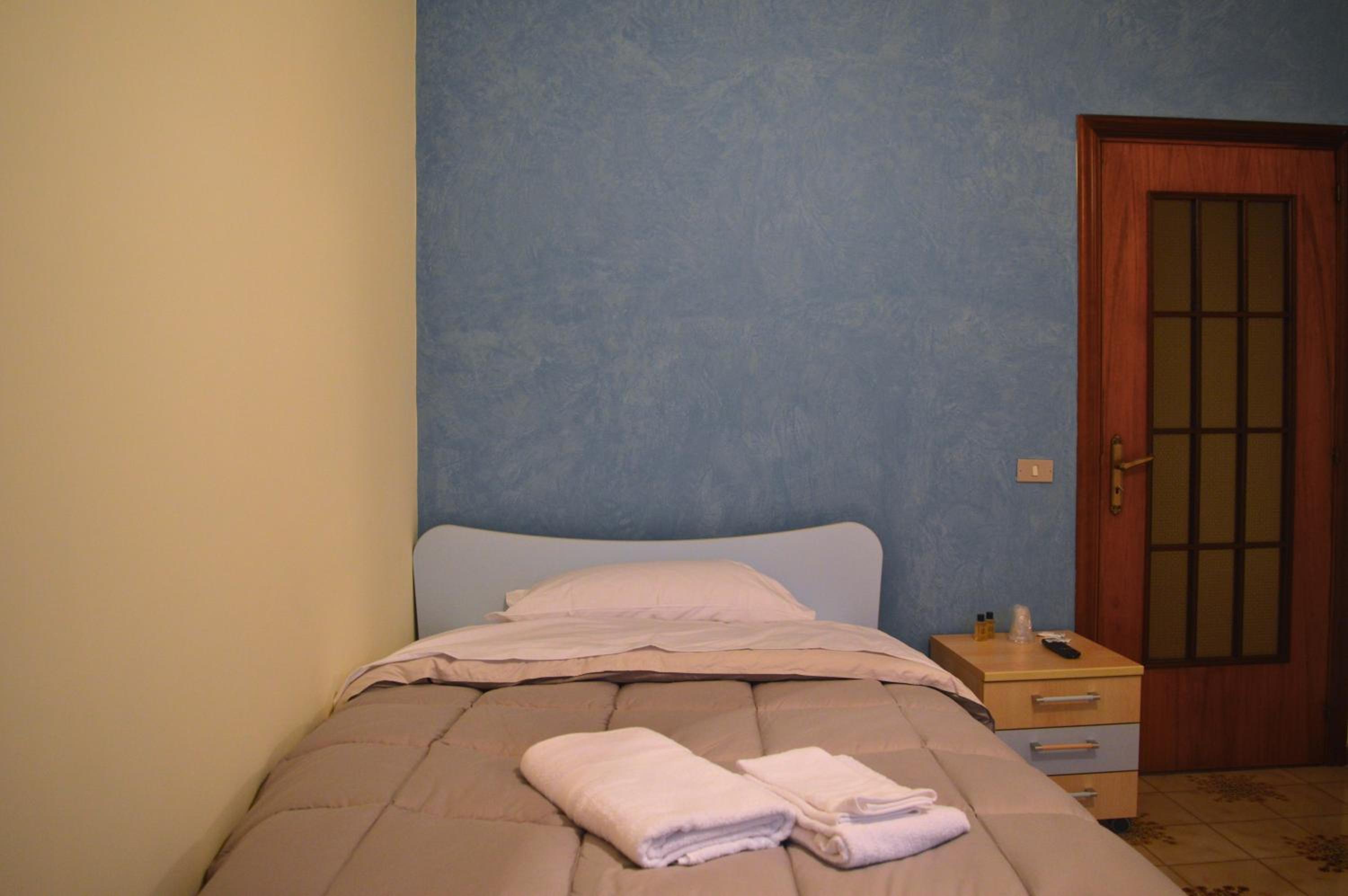 Standard Double Room with Shared Bathroom photo 3