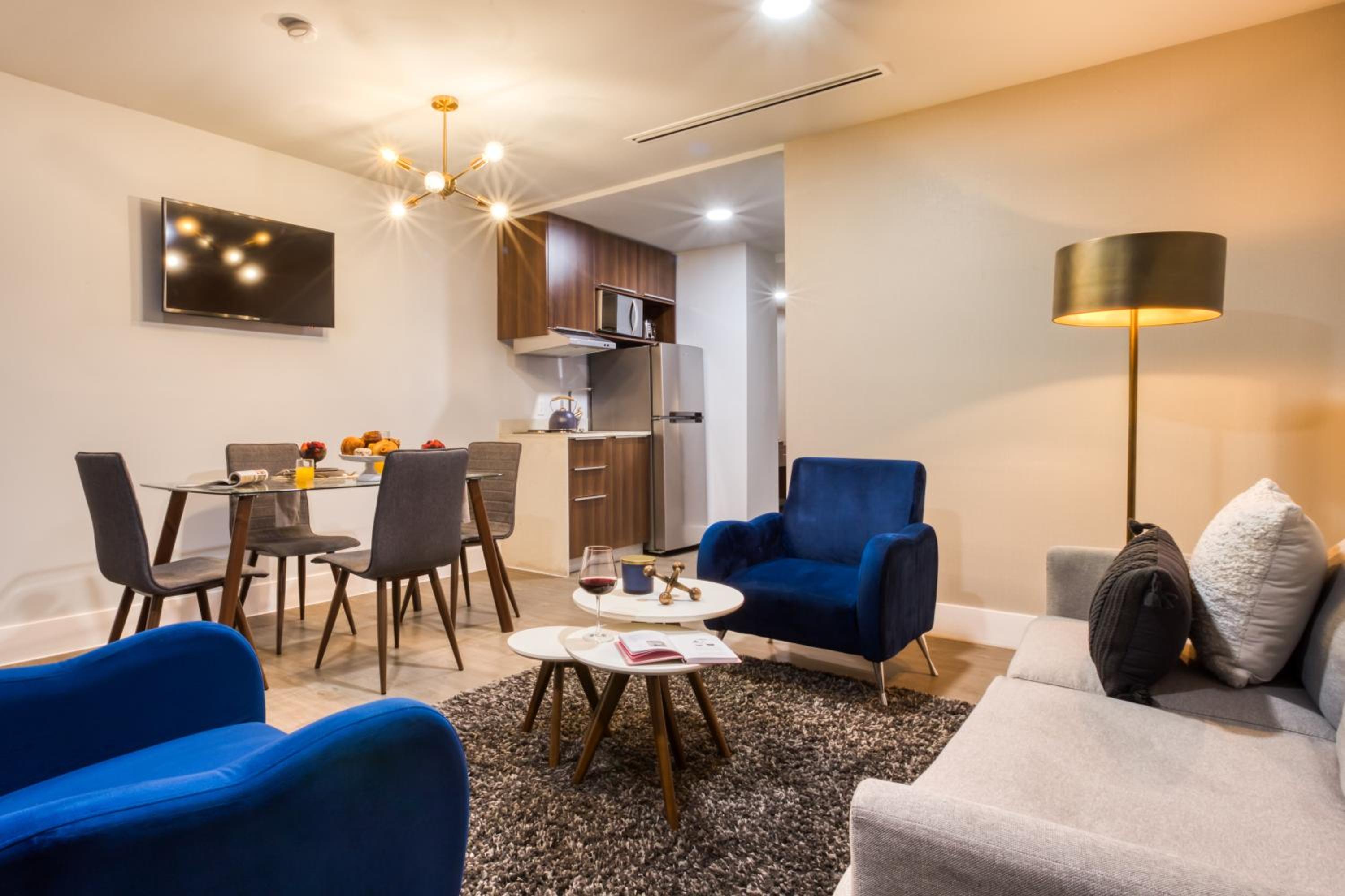 Stylish Apartment - Photo 3