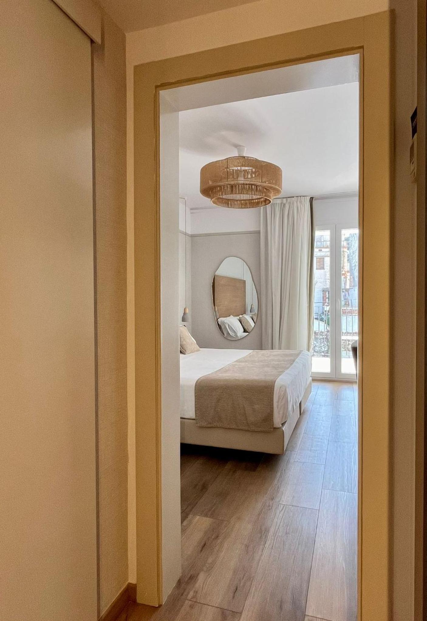 Superior Double or Twin Room with Pool View - Photo 8