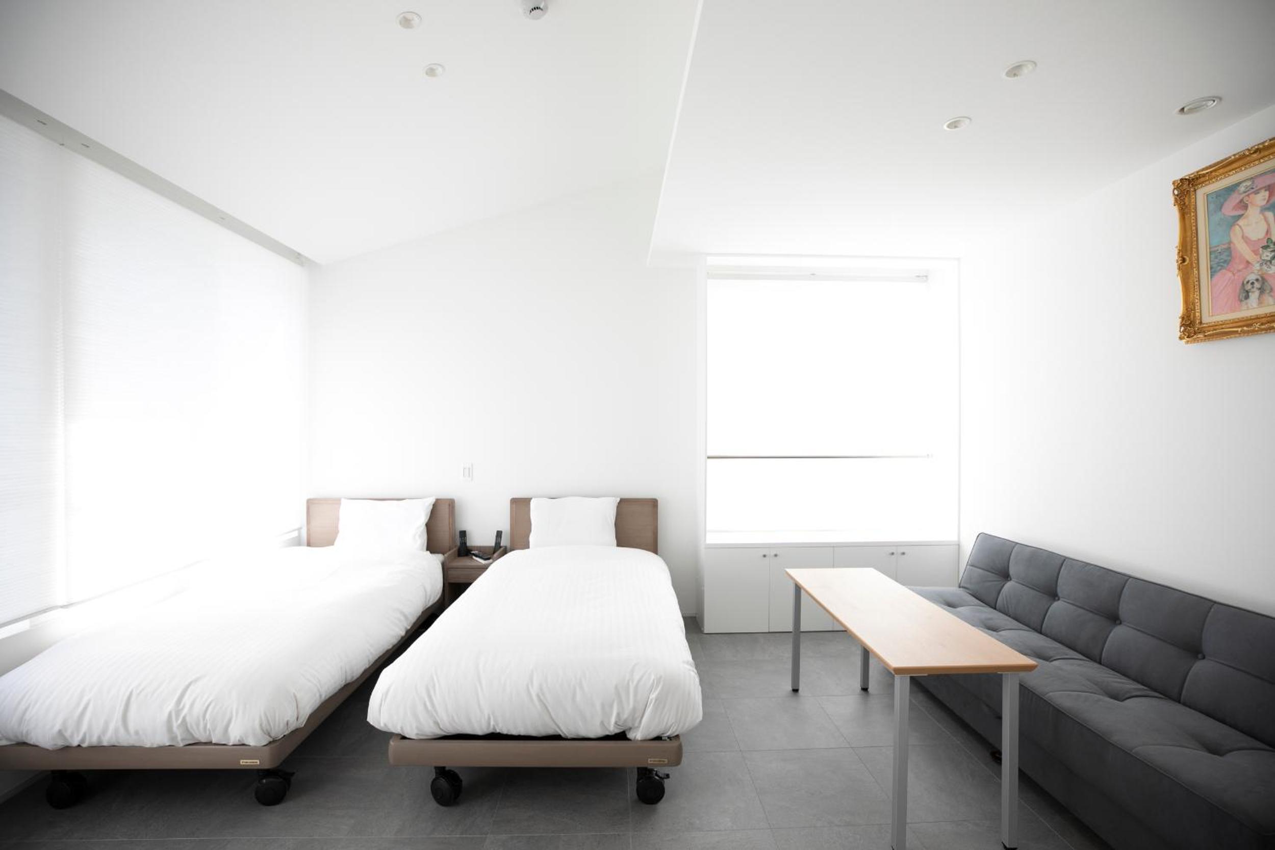 Twin Room with Private Bathroom - Photo 18