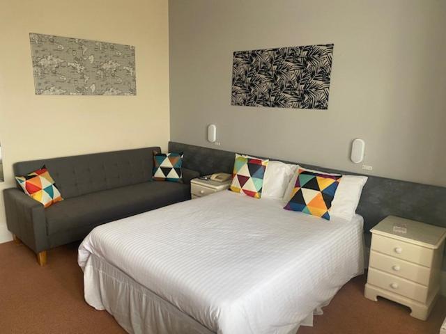 Family Room (2 Adults + 1 Child) - Photo 1