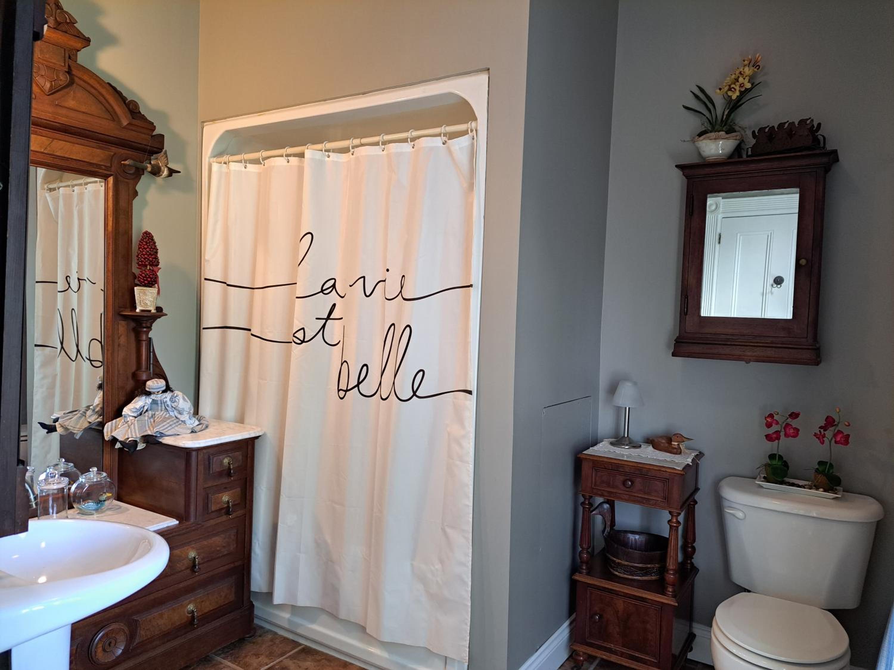 Queen Room with Shared Bathroom photo 2