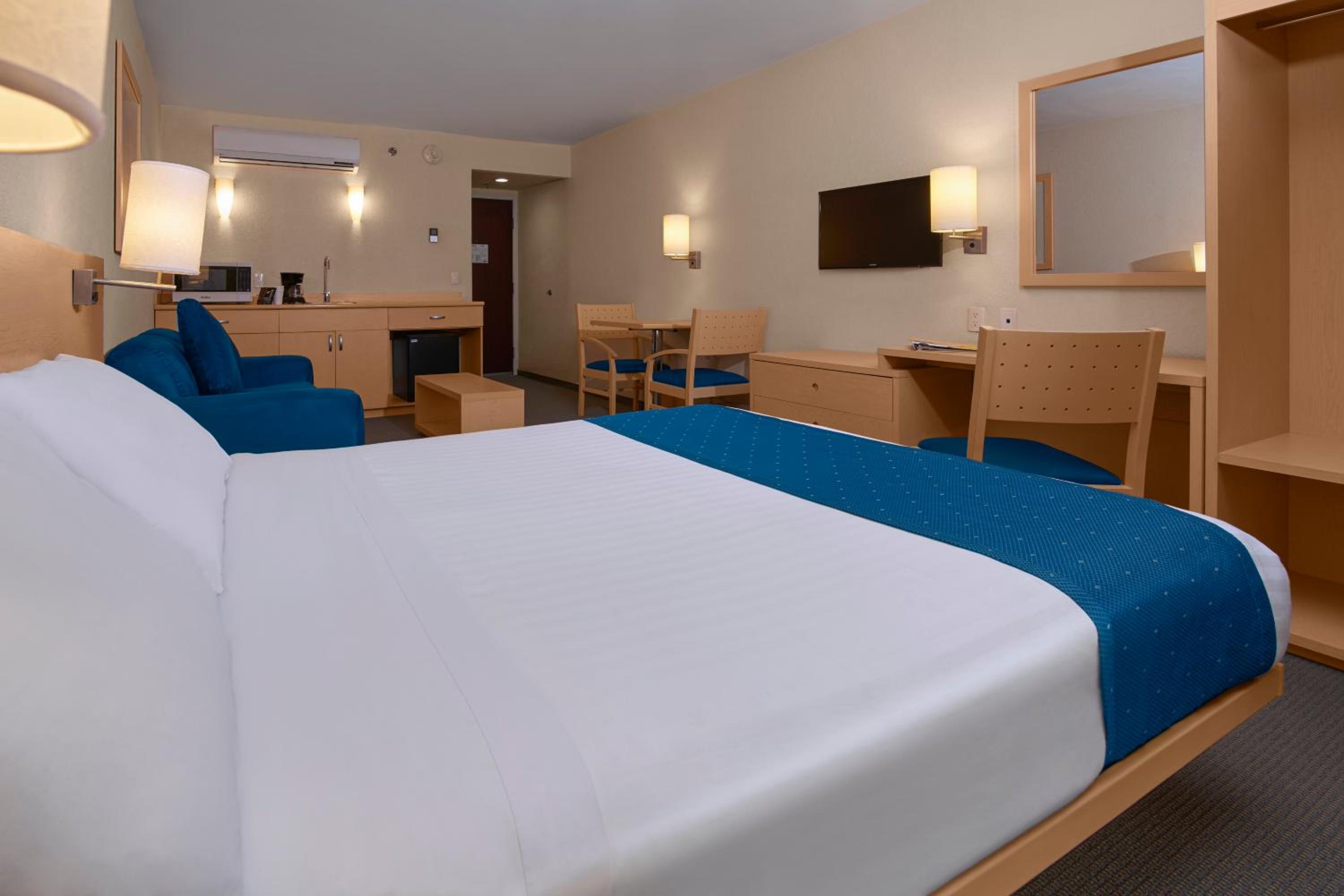 Queen Suite with Sofa Bed - Photo 4