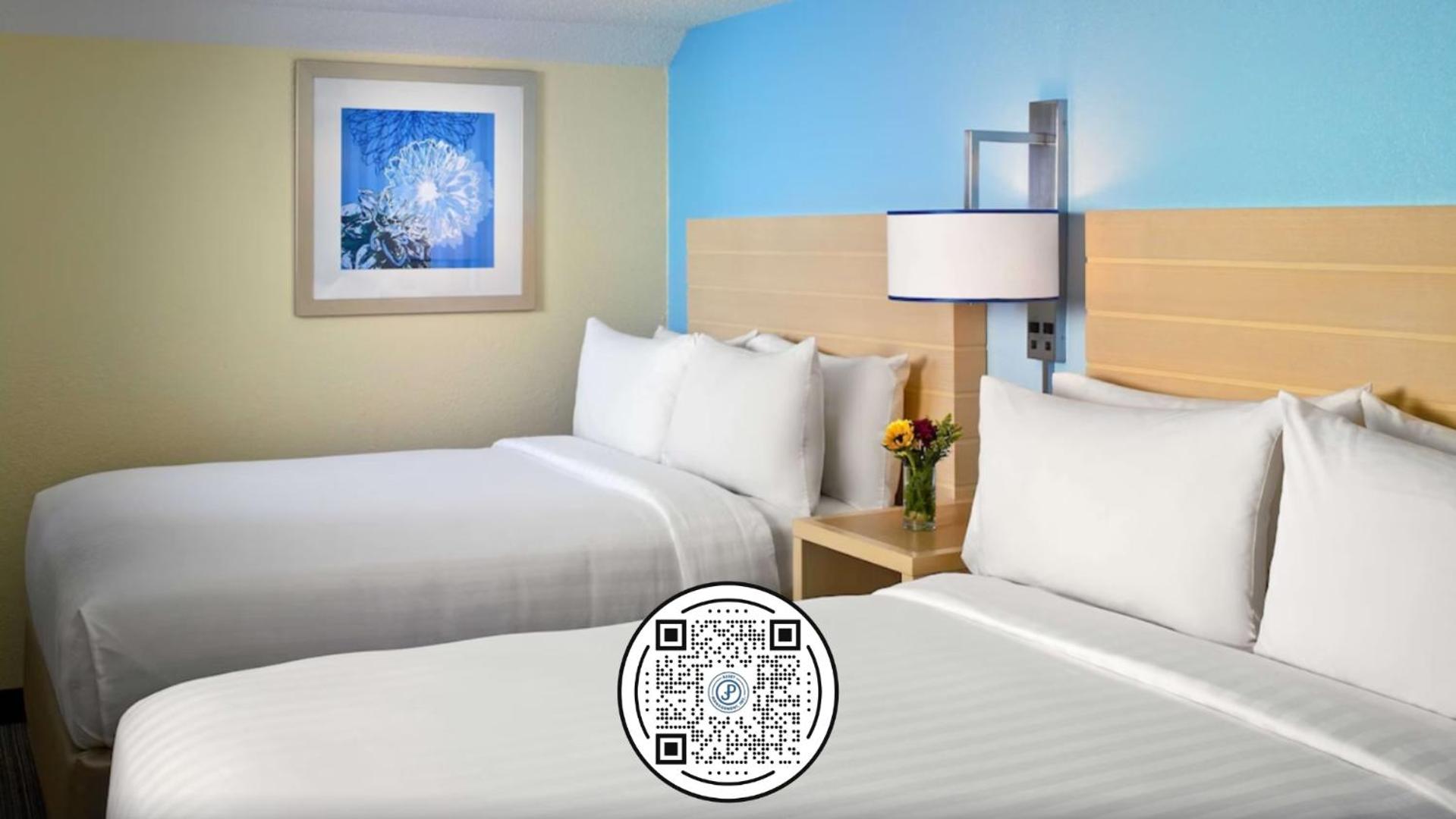 Queen Room with Two Queen Beds photo 3